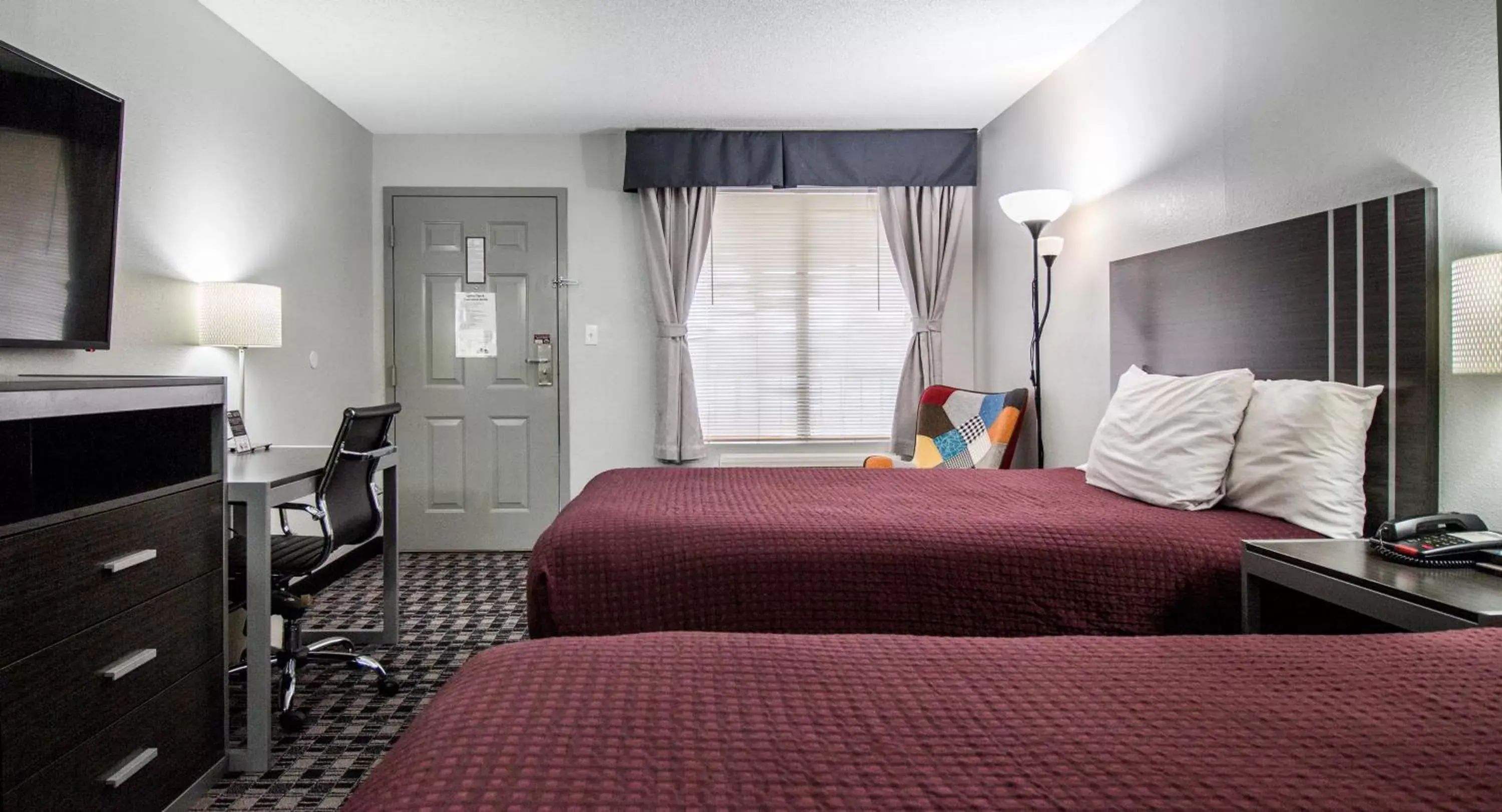 Bedroom, Bed in Brick Lodge Atlanta/Norcross
