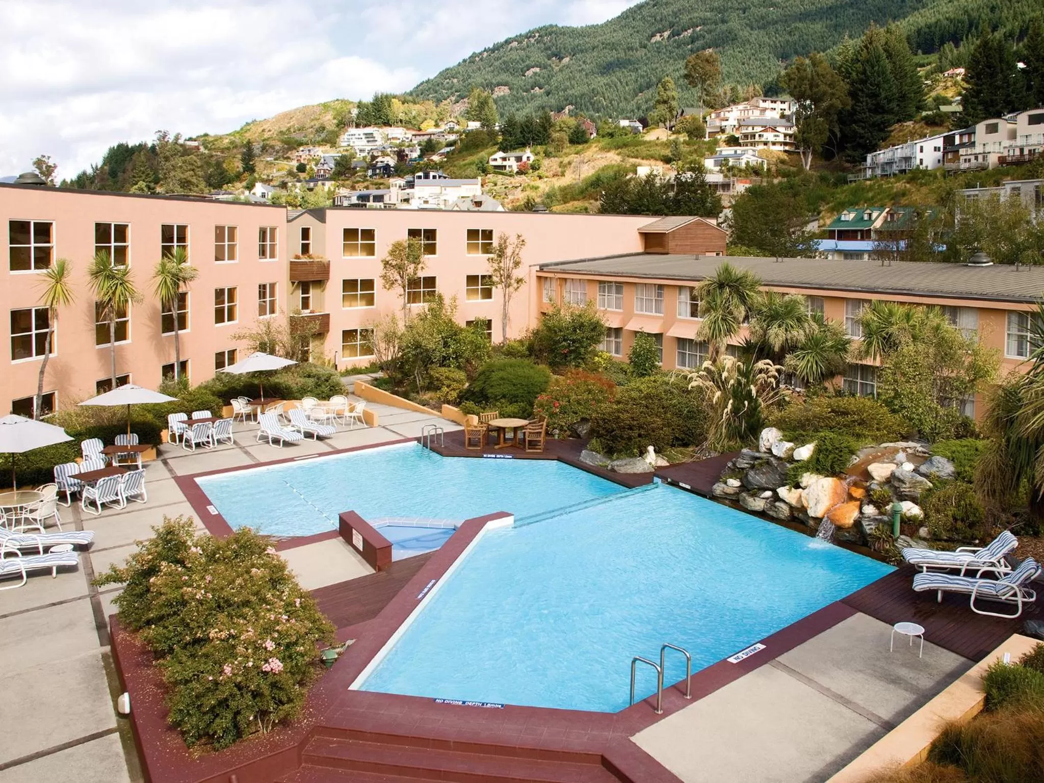 Swimming pool in Mercure Queenstown Resort
