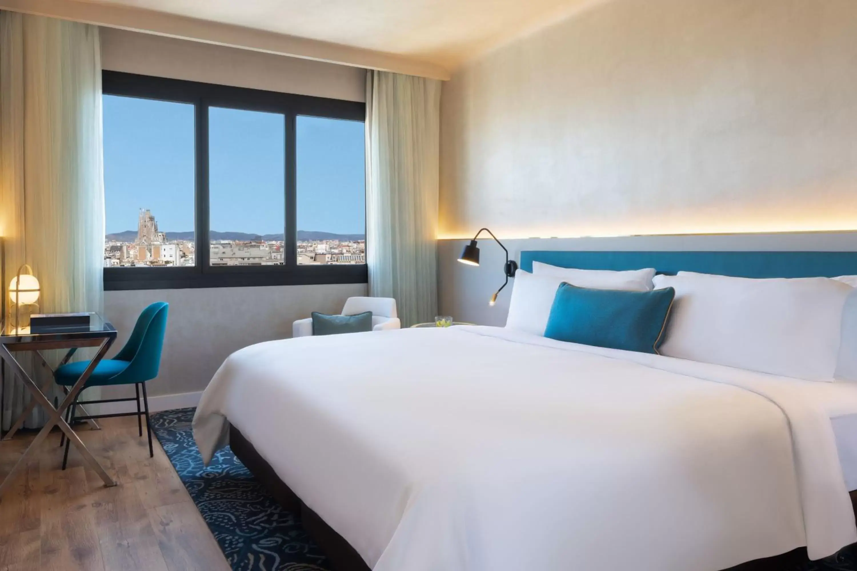 Urban Superior King Room with View in Renaissance Barcelona Hotel