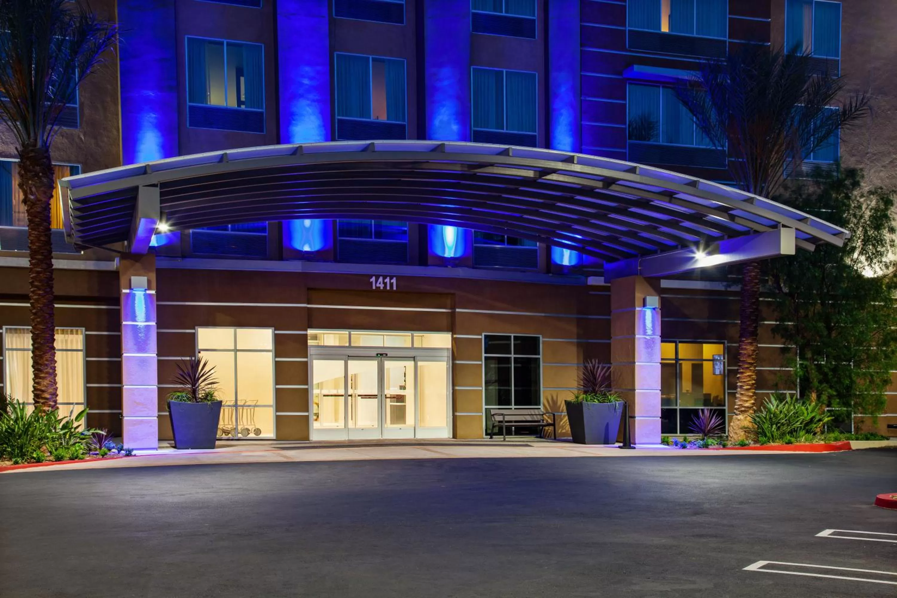 Property building in Holiday Inn Express & Suites Anaheim Resort Area by IHG