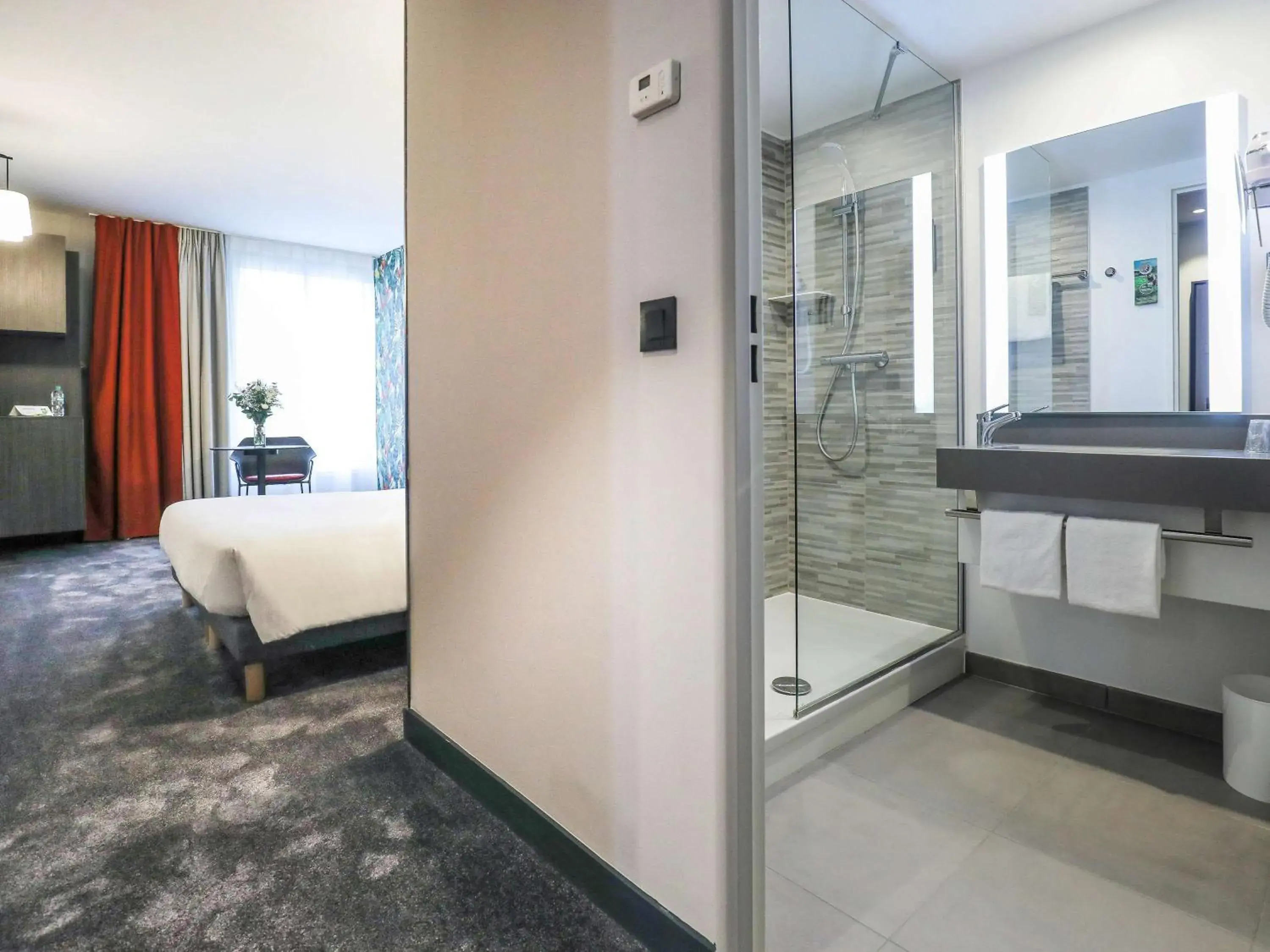 Photo of the whole room, Bathroom in ibis Styles Puteaux Paris La Defense