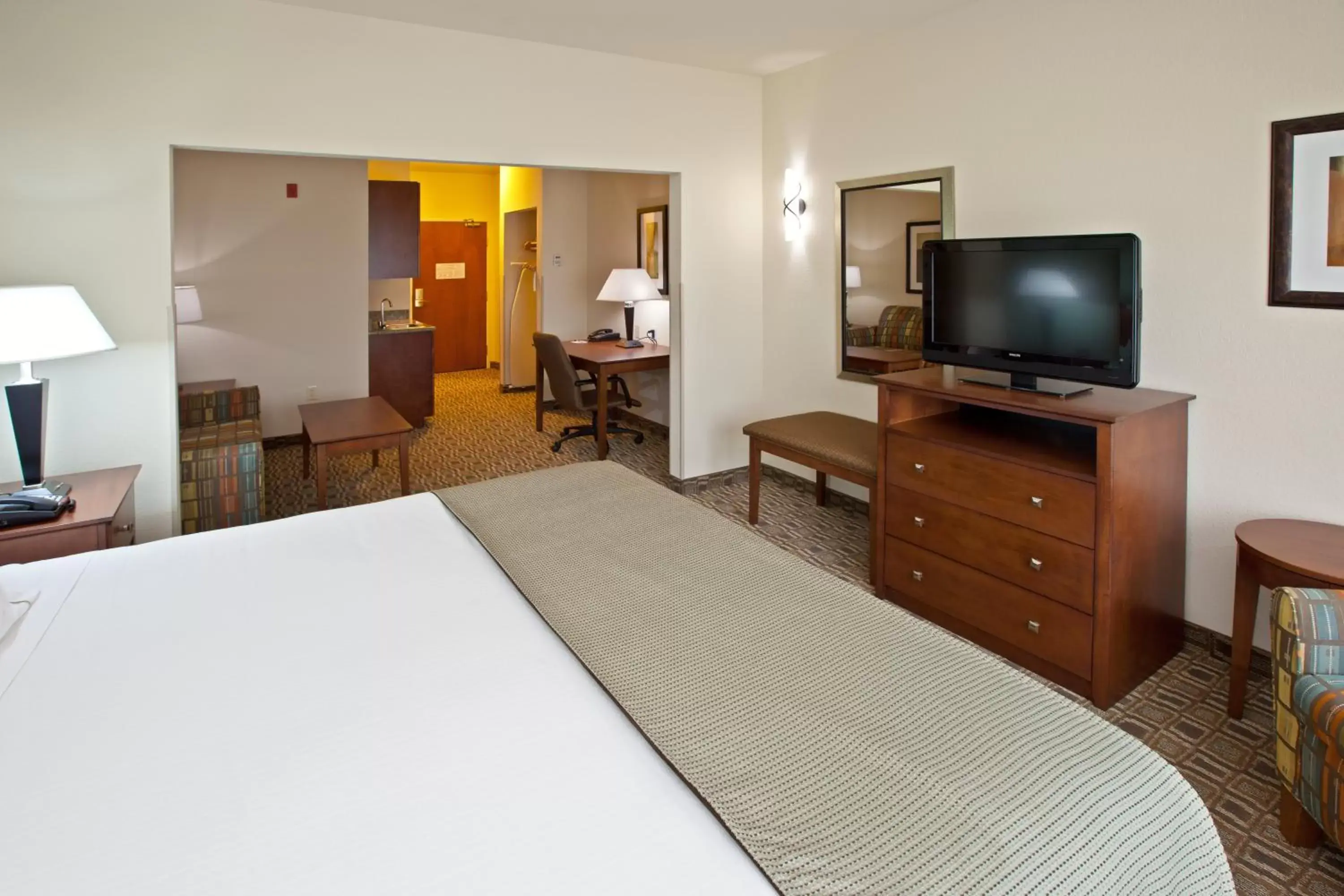 Bedroom, TV/Entertainment Center in Holiday Inn Express & Suites Ripley, an IHG Hotel