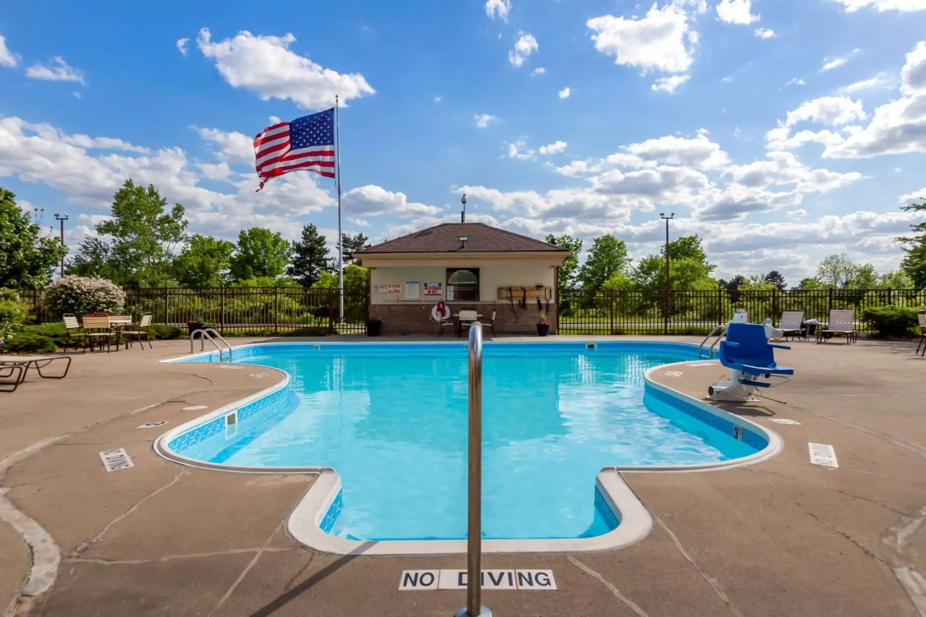 Pool view, Swimming Pool in Best Western Davison Inn