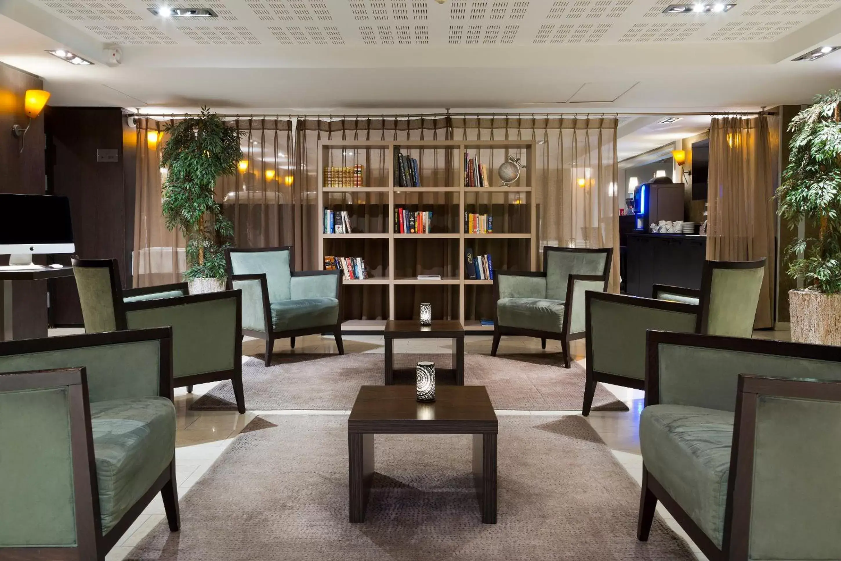 Lobby or reception, Lounge/Bar in Résidence la Réserve Genève Ferney Voltaire