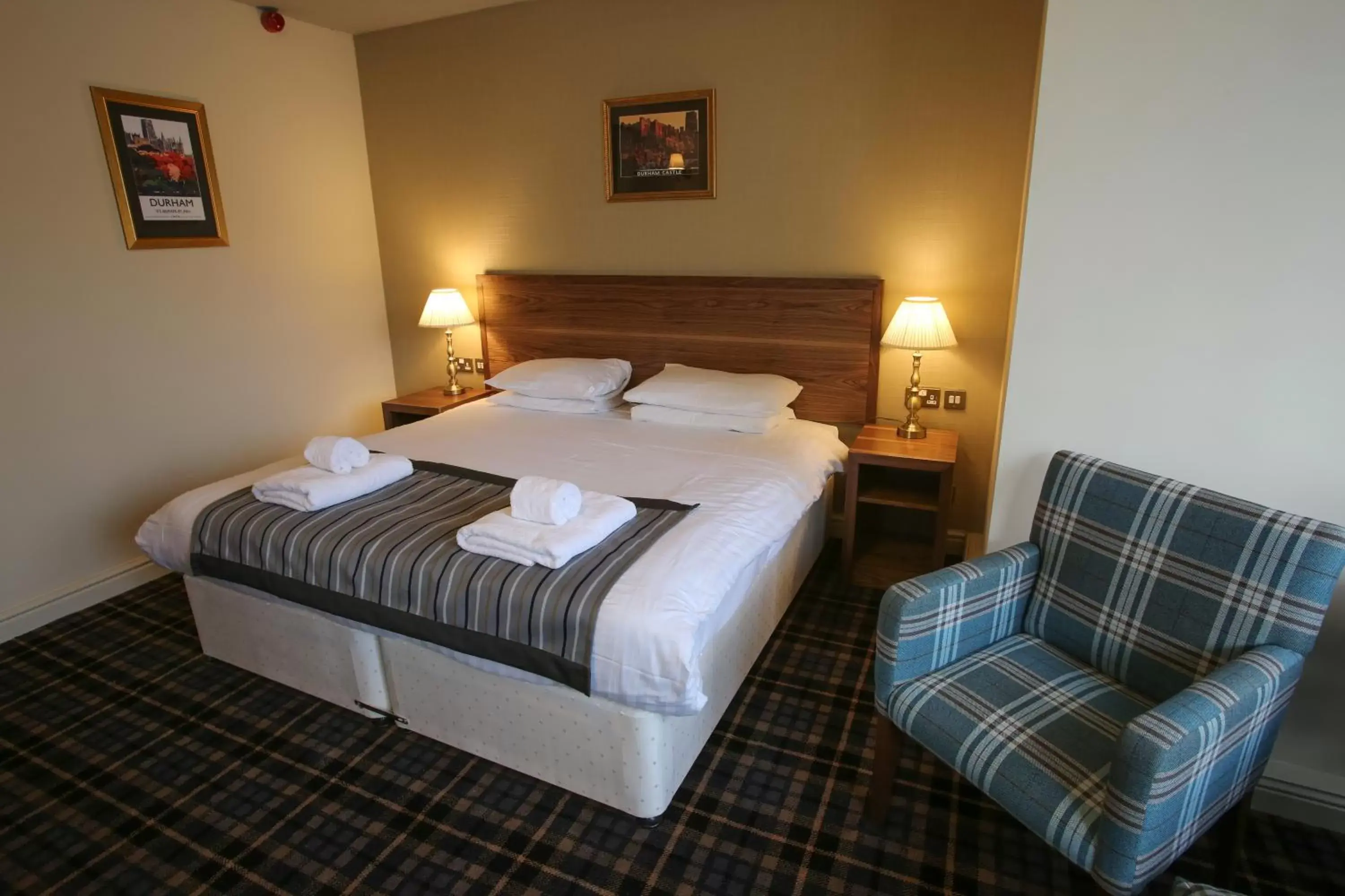 Bed in The Kingslodge Inn - The Inn Collection Group