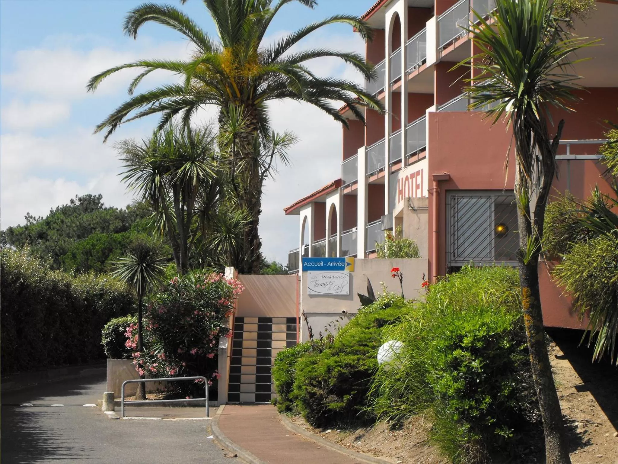 Facade/entrance in Mer et Golf