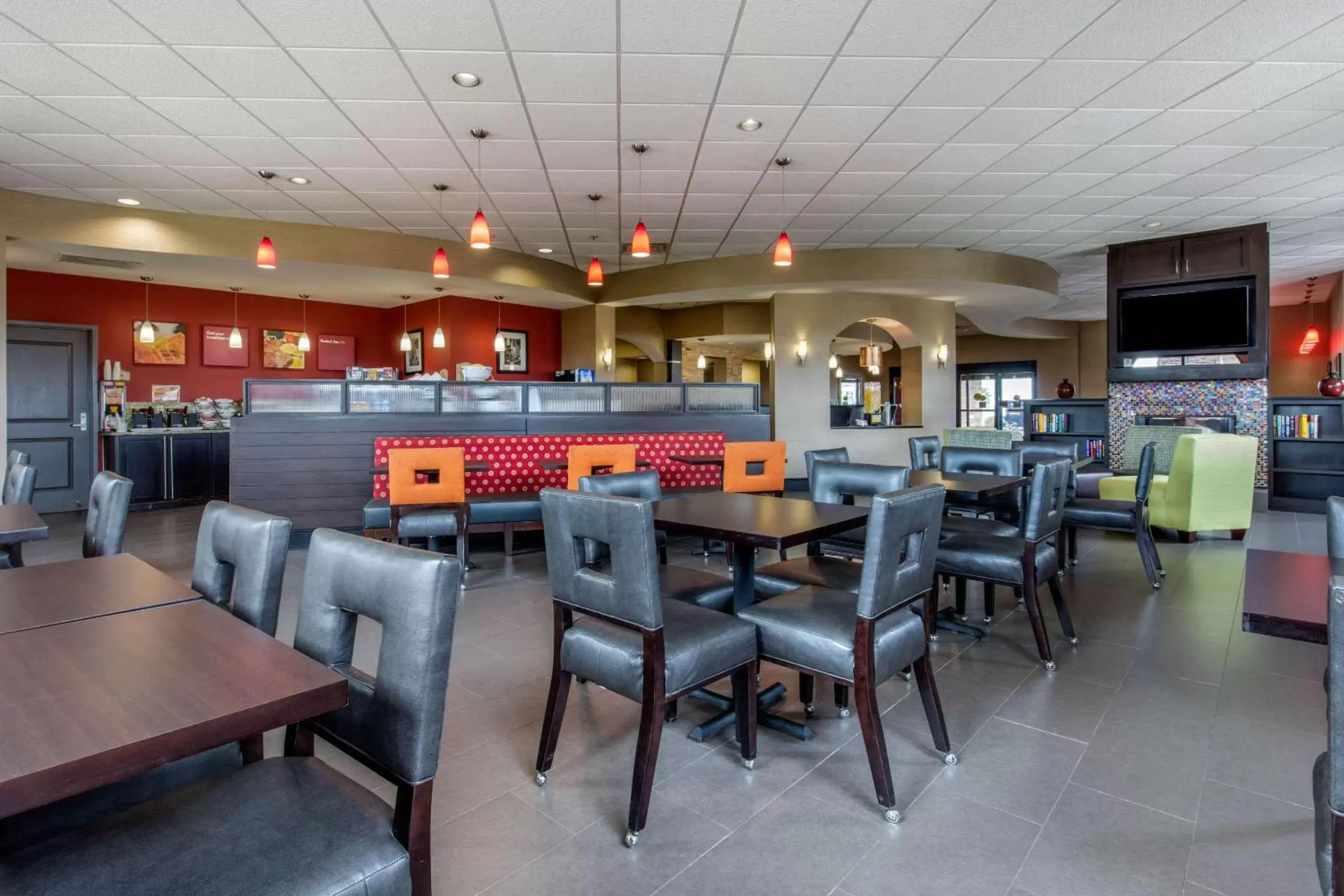 Restaurant/Places to Eat in Comfort Suites Jackson I-40