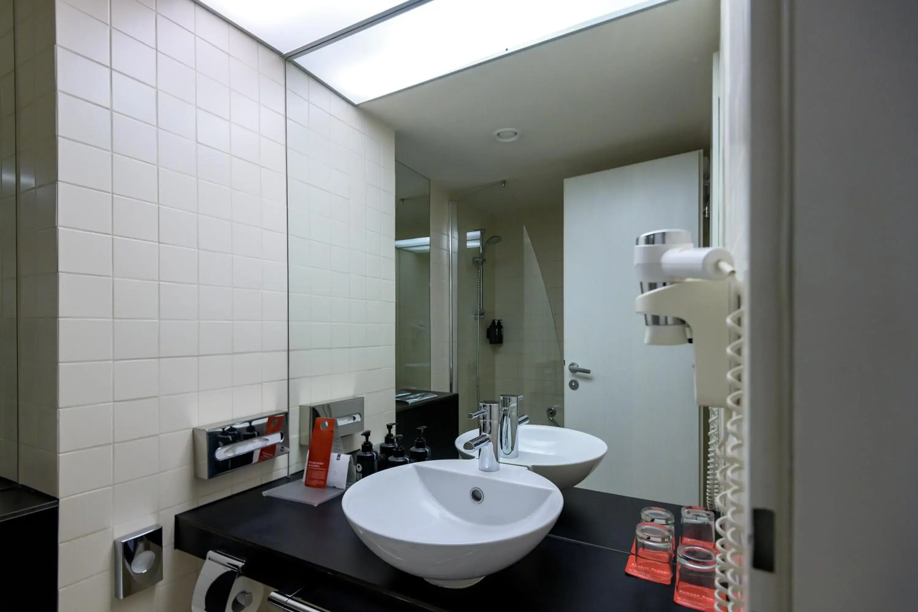 Bathroom in Ramada Plaza by Wyndham Bucharest Convention Center