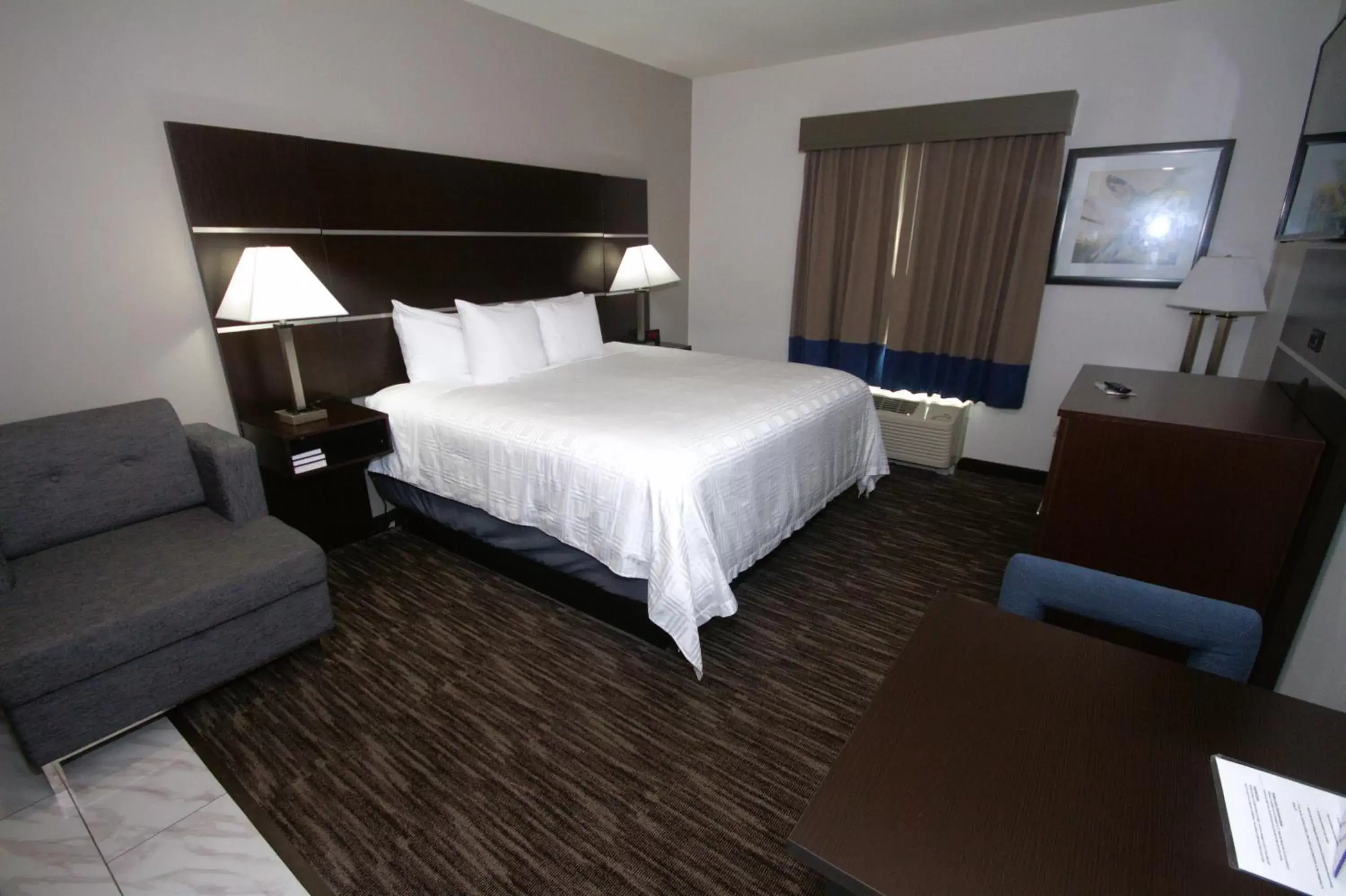 Bedroom, Bed in Atrium Hotel and Suites DFW Airport