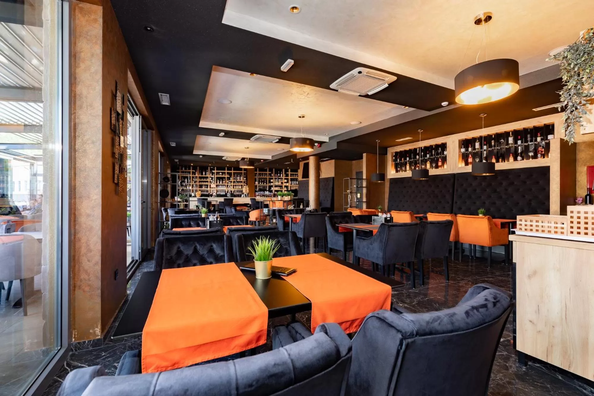 Restaurant/places to eat in Hotel Meduza