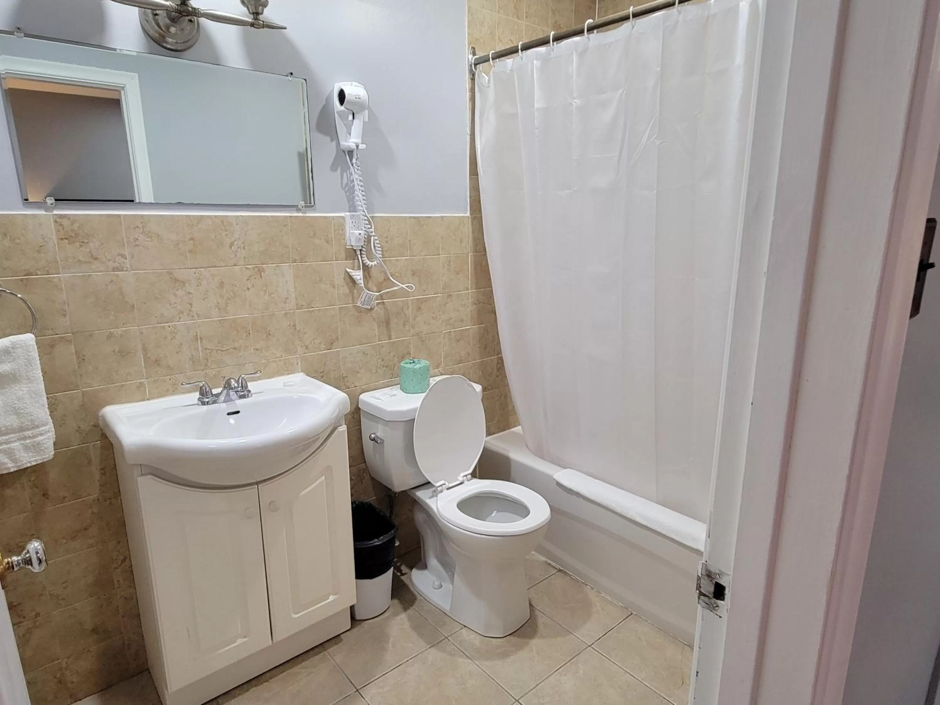 Bathroom in Knights Inn Cobourg