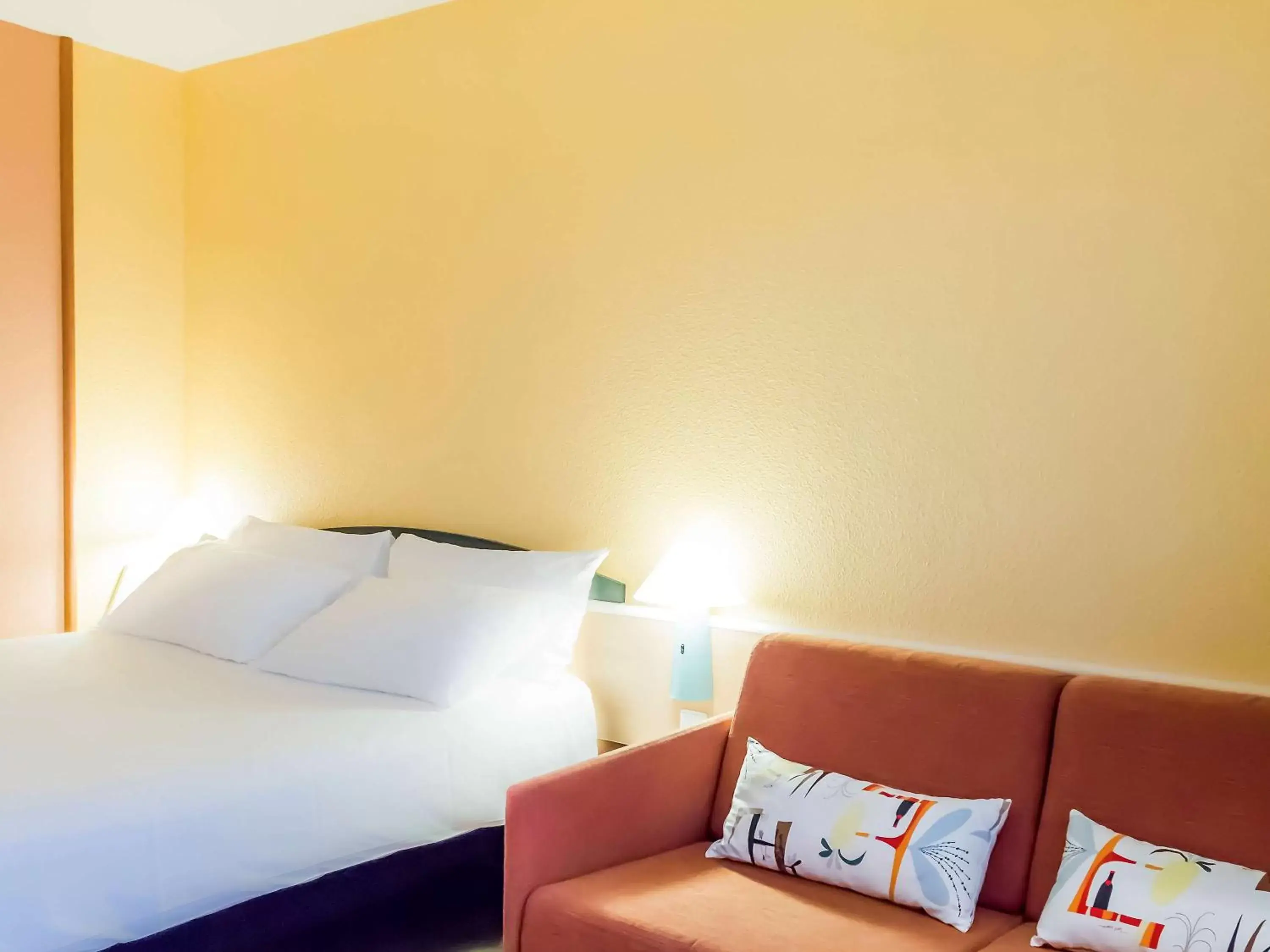 Photo of the whole room, Bed in Hotel ibis Porto Sao Joao