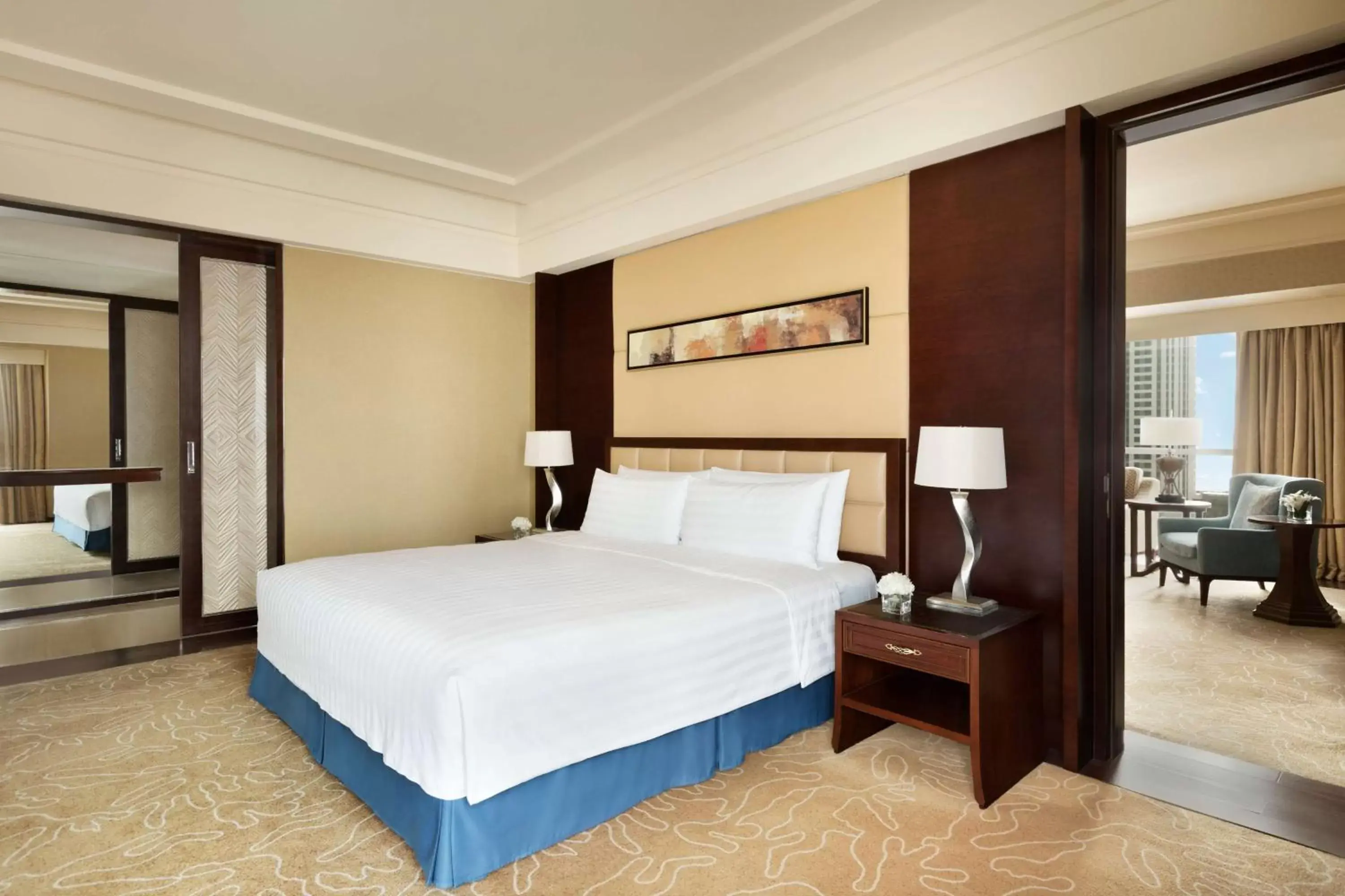 Photo of the whole room, Bed in Shangri-La Qingdao - May Fourth Square