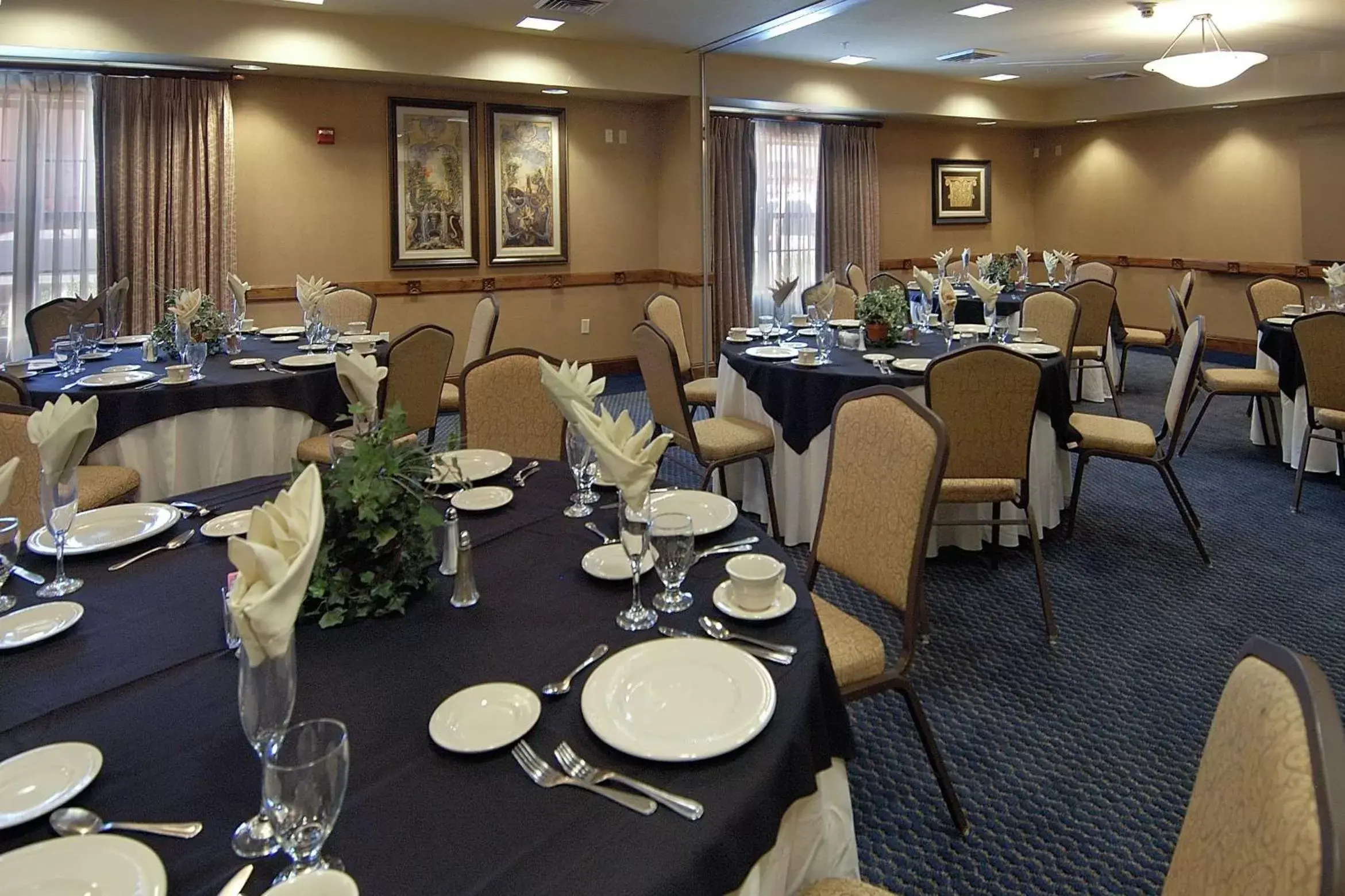 Meeting/conference room, Restaurant/Places to Eat in Hilton Garden Inn Phoenix Airport