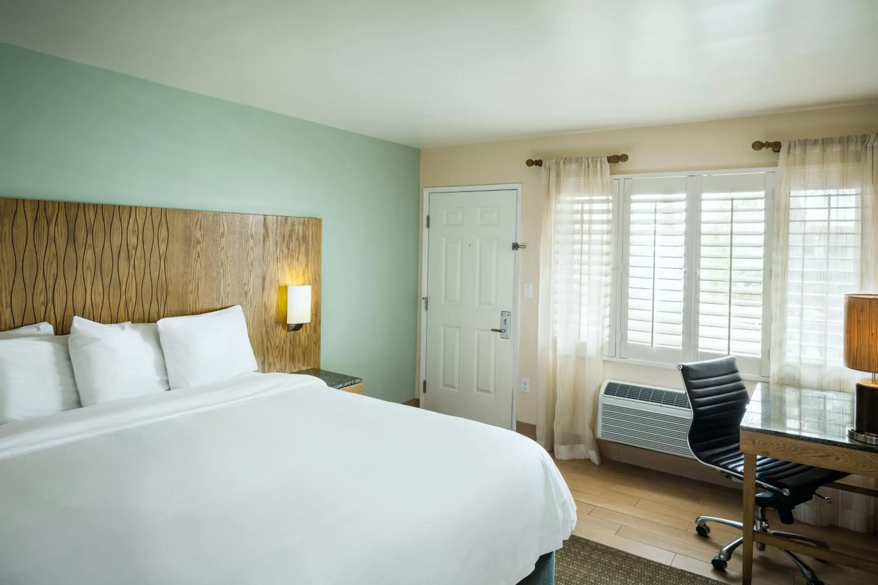 Photo of the whole room, Bed in PB Surf Beachside Inn