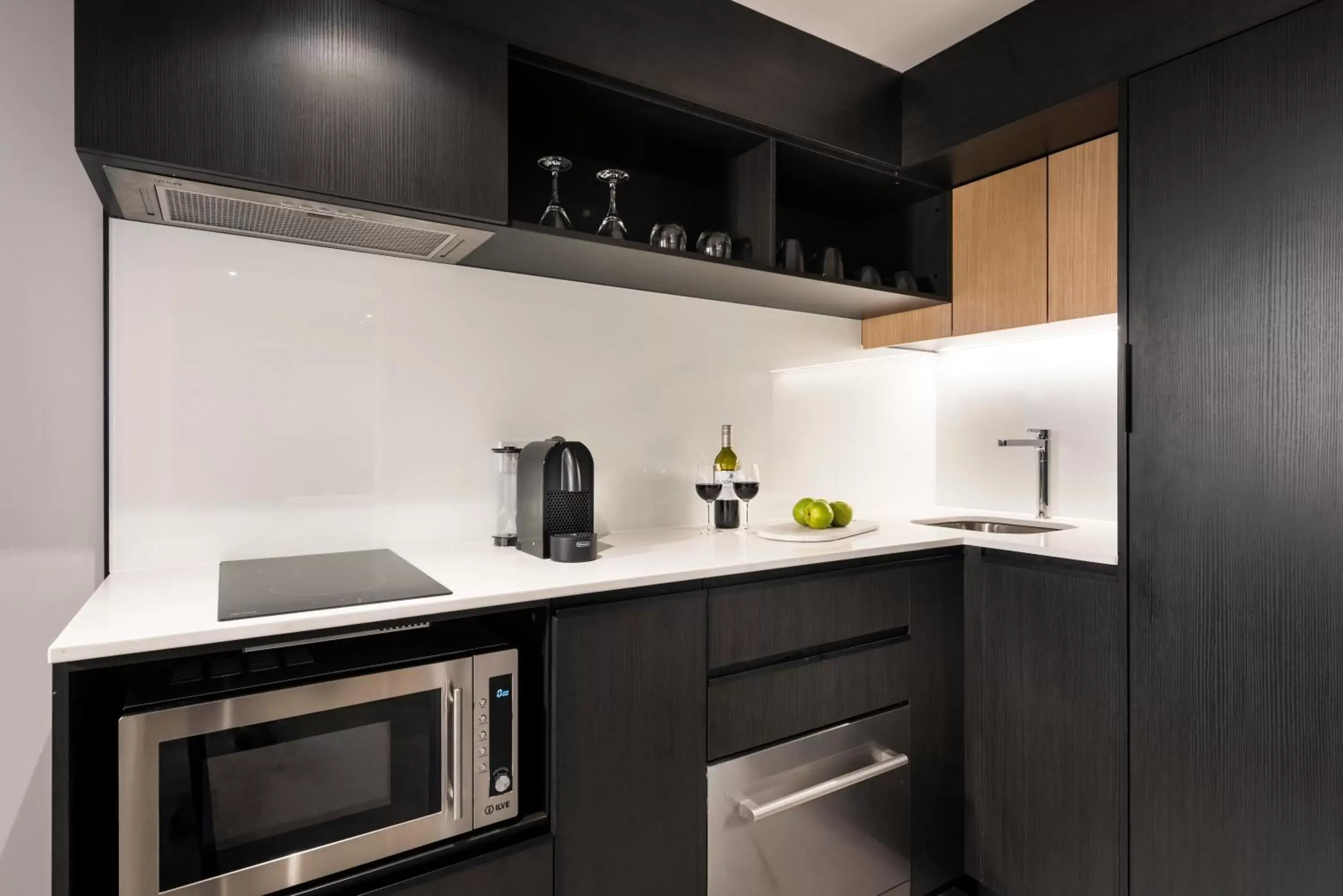Kitchen or kitchenette in Tradewinds Hotel and Suites Fremantle