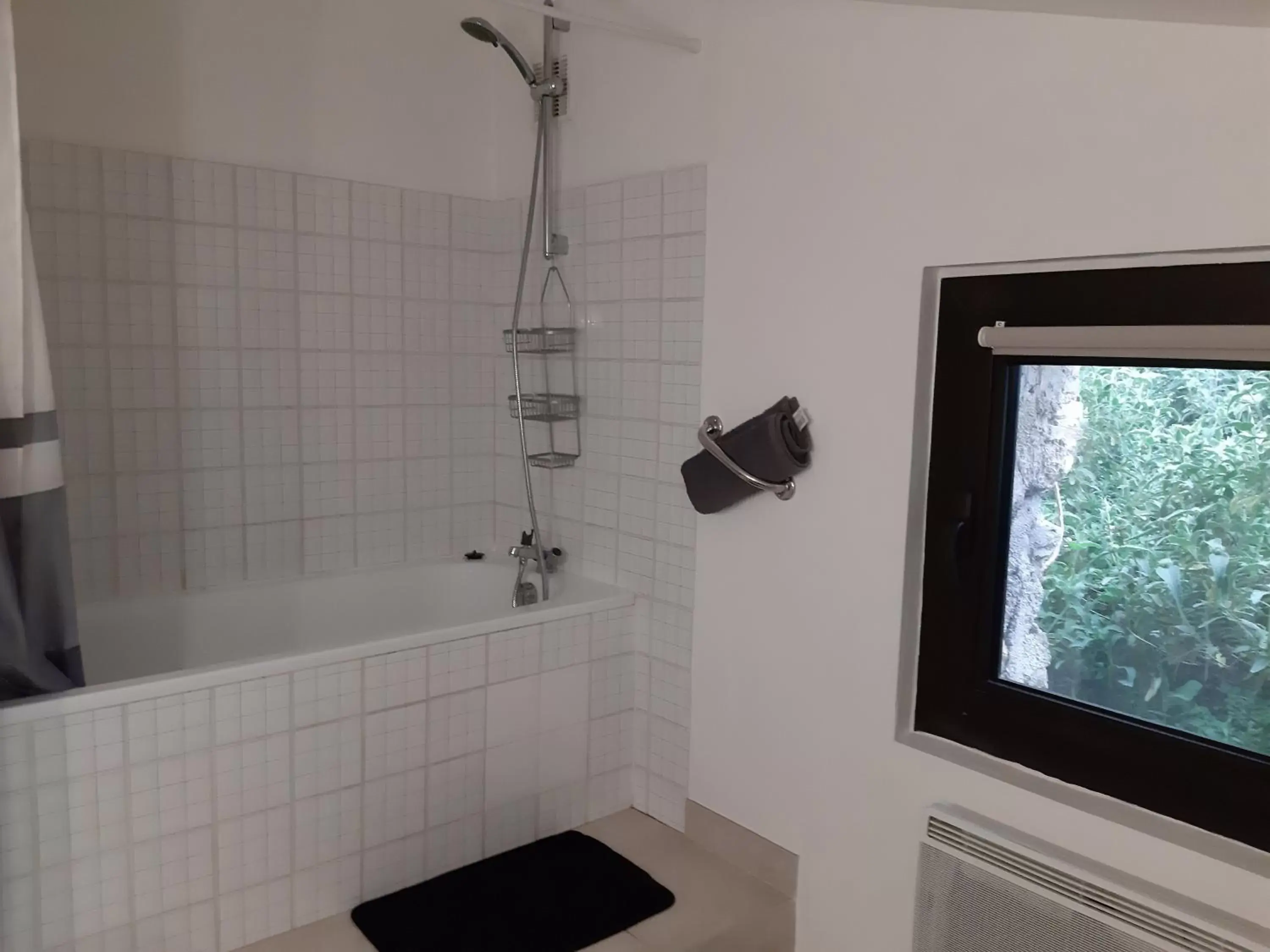Bathroom in Logis des Magnans -Les terrasses du Coutach -