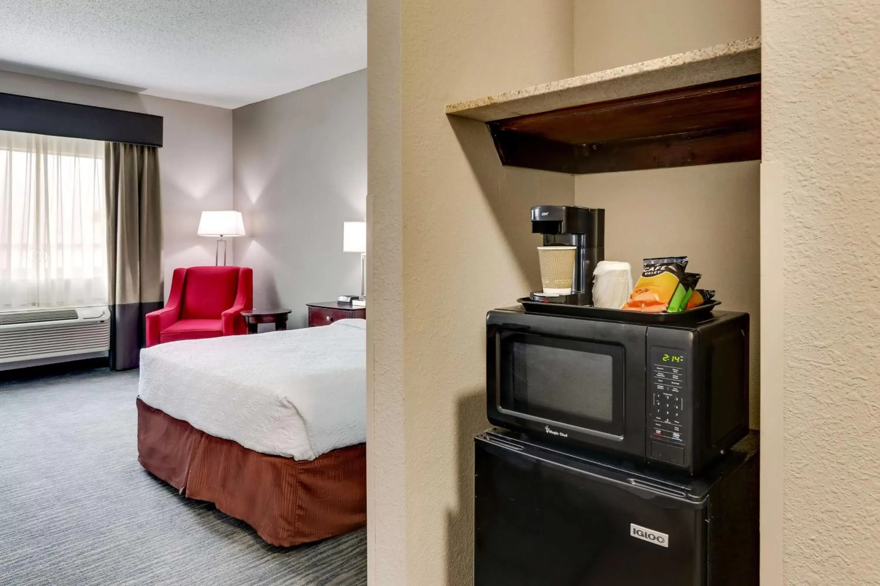 Bedroom, TV/Entertainment Center in Best Western PLUS University Inn & Suites