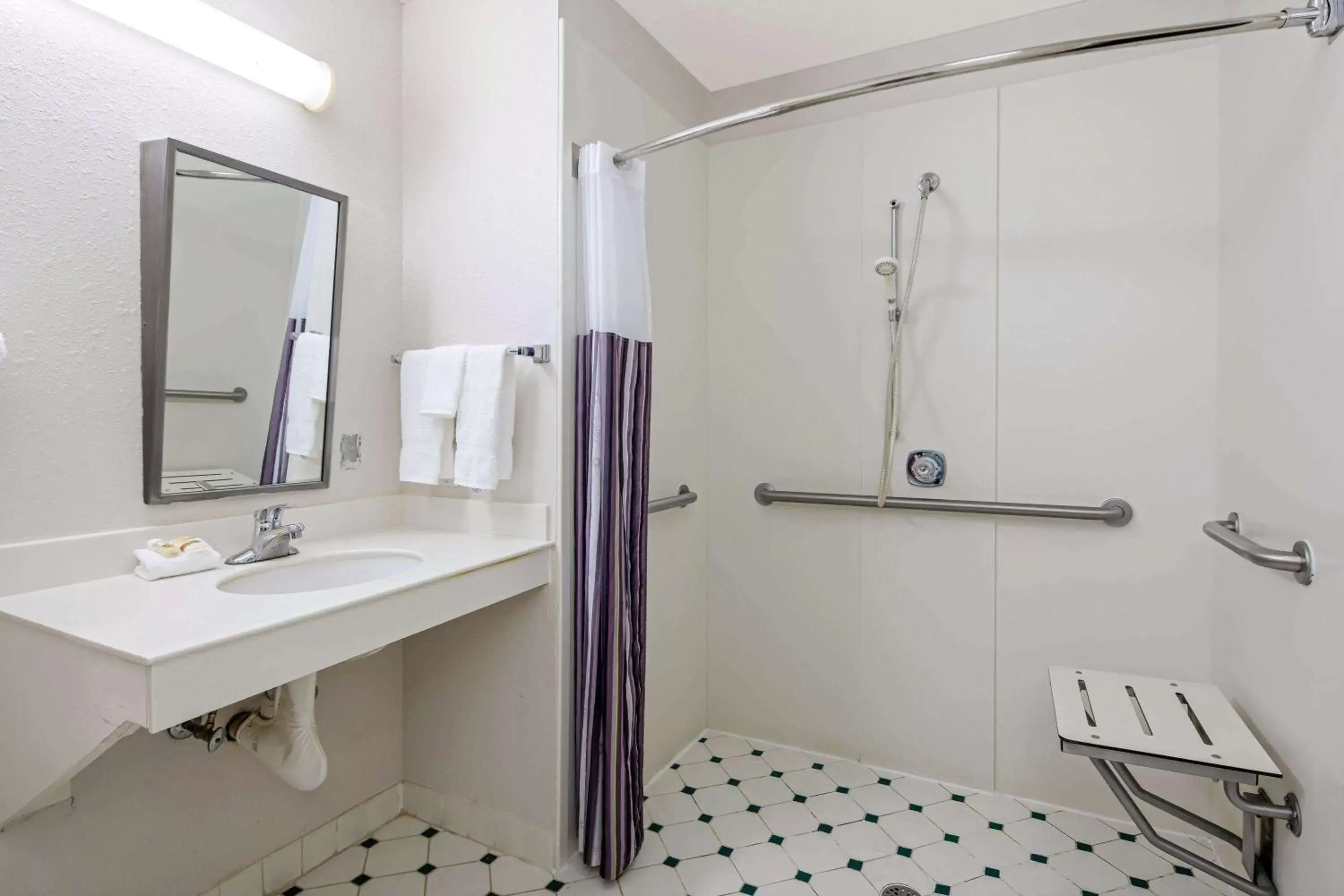 Shower, Bathroom in La Quinta by Wyndham Macon