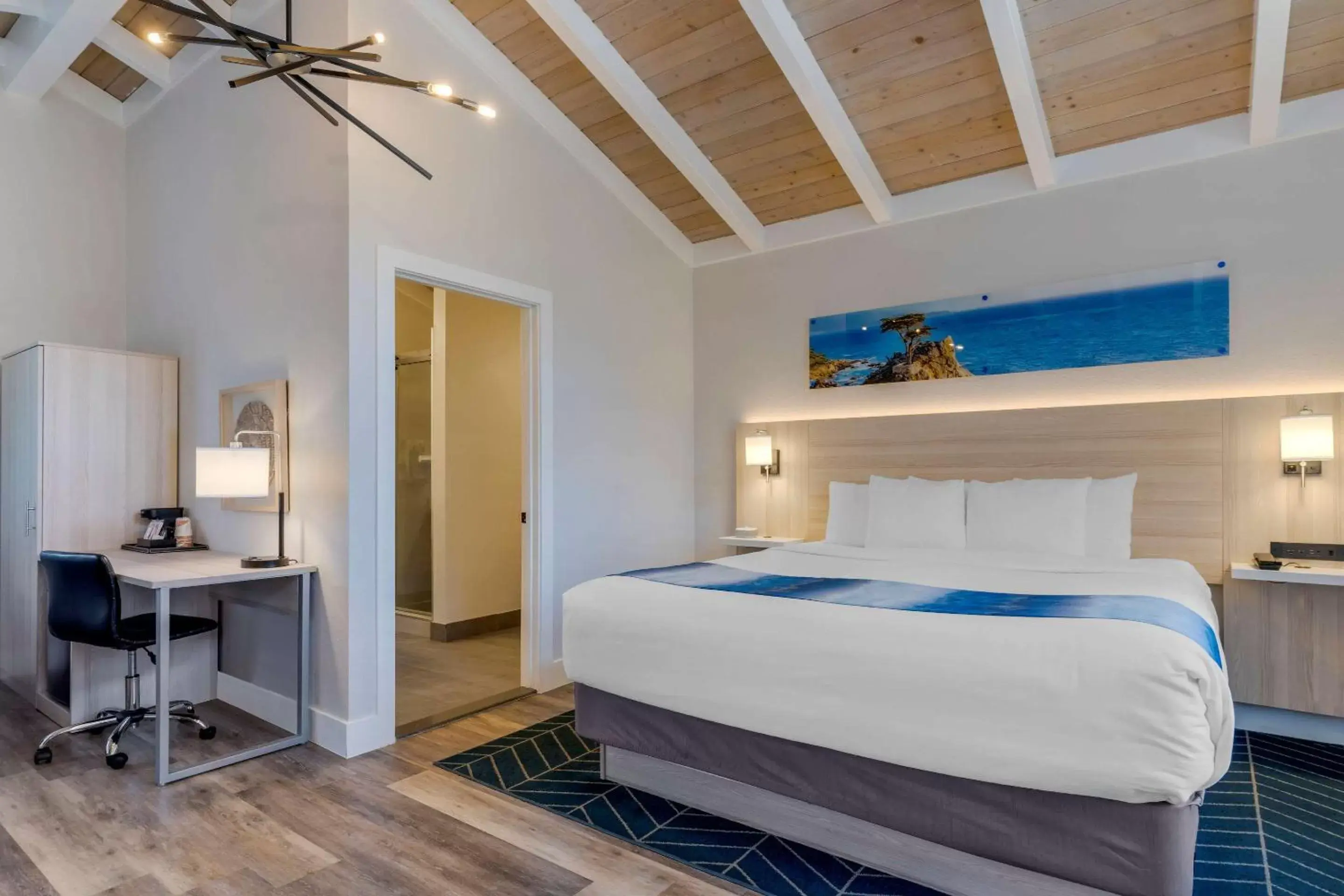 Bedroom, Bed in Comfort Inn Carmel By the Sea Bedroom, Bed in Comfort Inn Carmel By the Sea