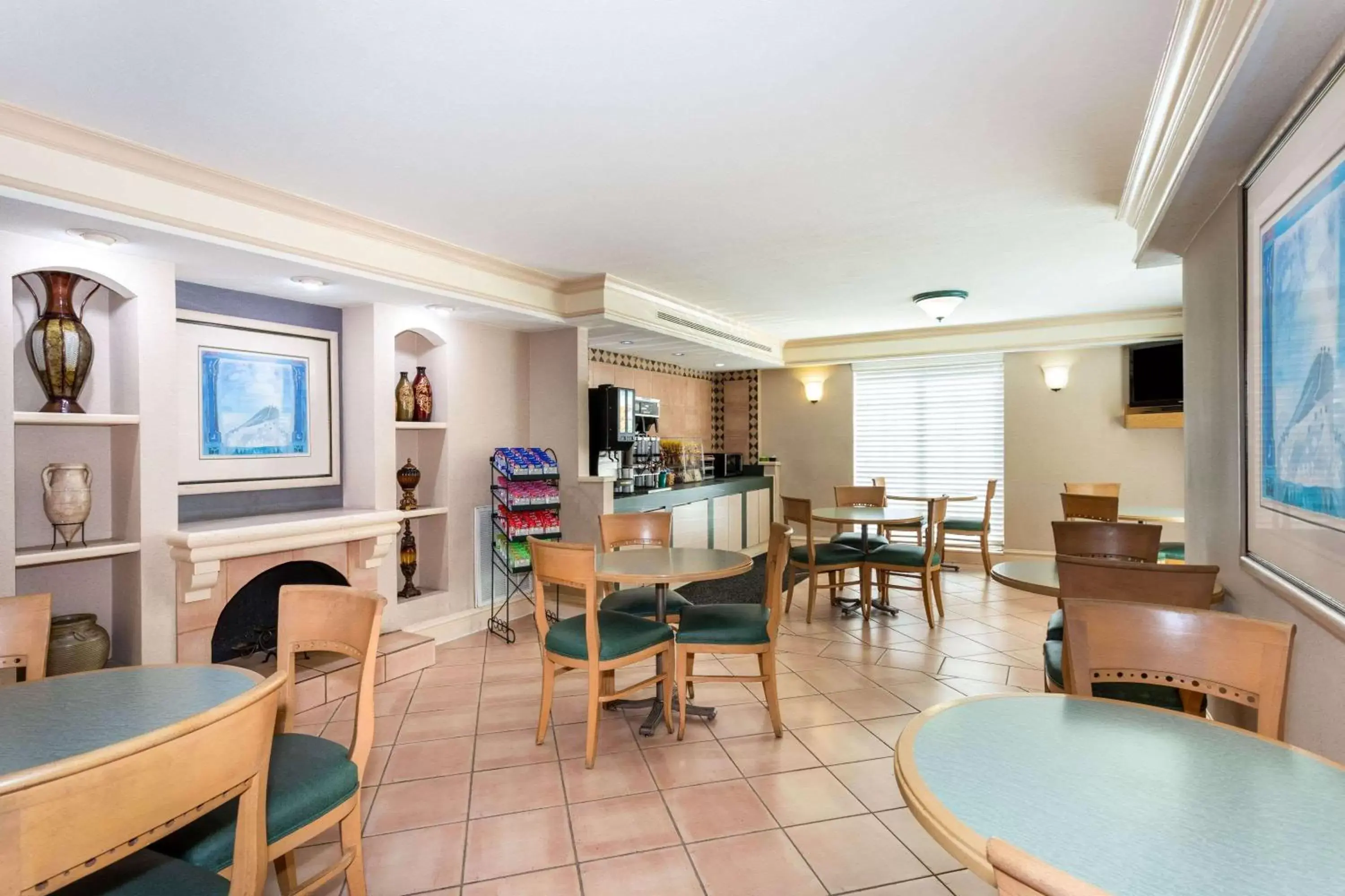 Lobby or reception, Restaurant/Places to Eat in La Quinta Inn by Wyndham Tallahassee North