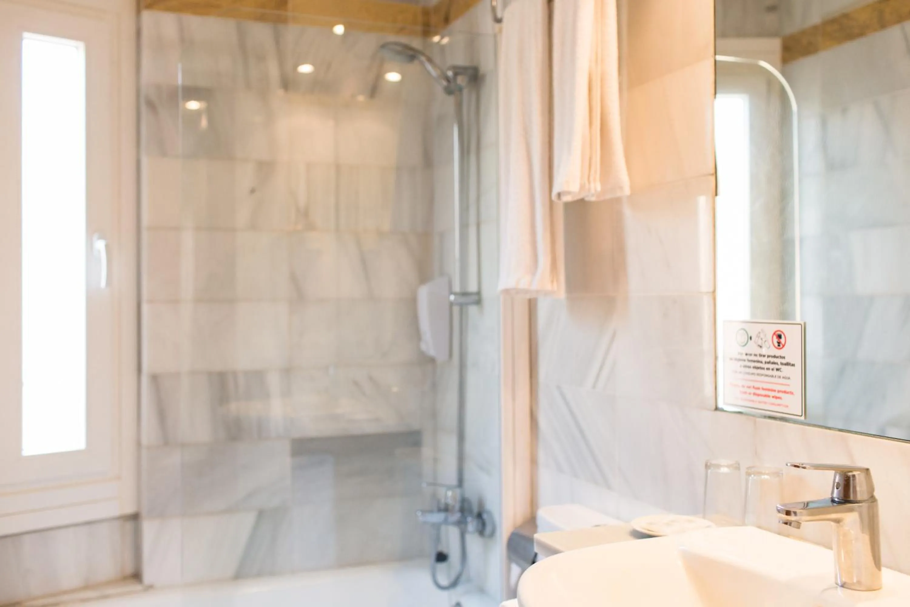 Bathroom in Sagitario Hostal Ciutadella