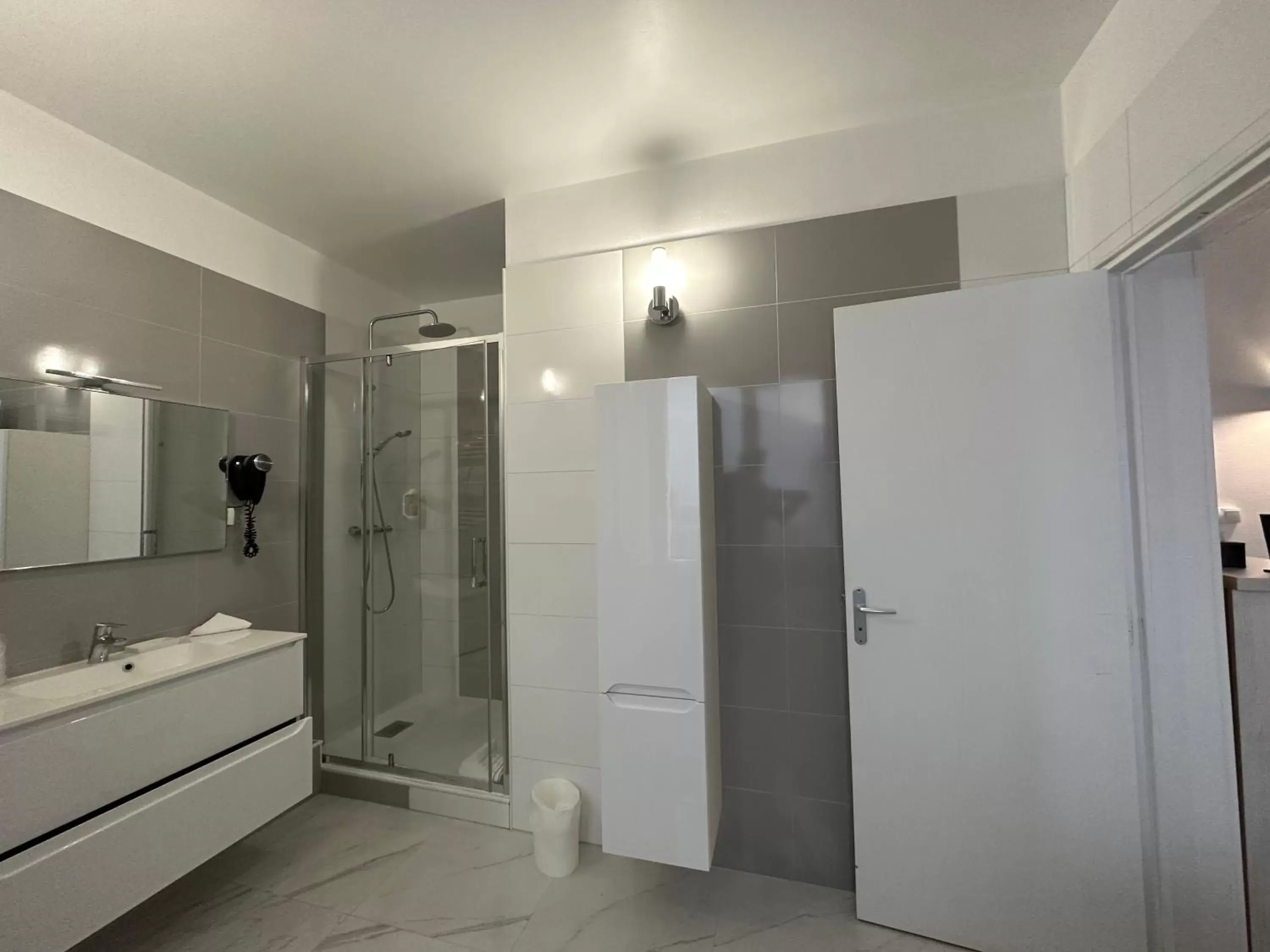 Shower, Bathroom in Hotel Le Saint-Yves