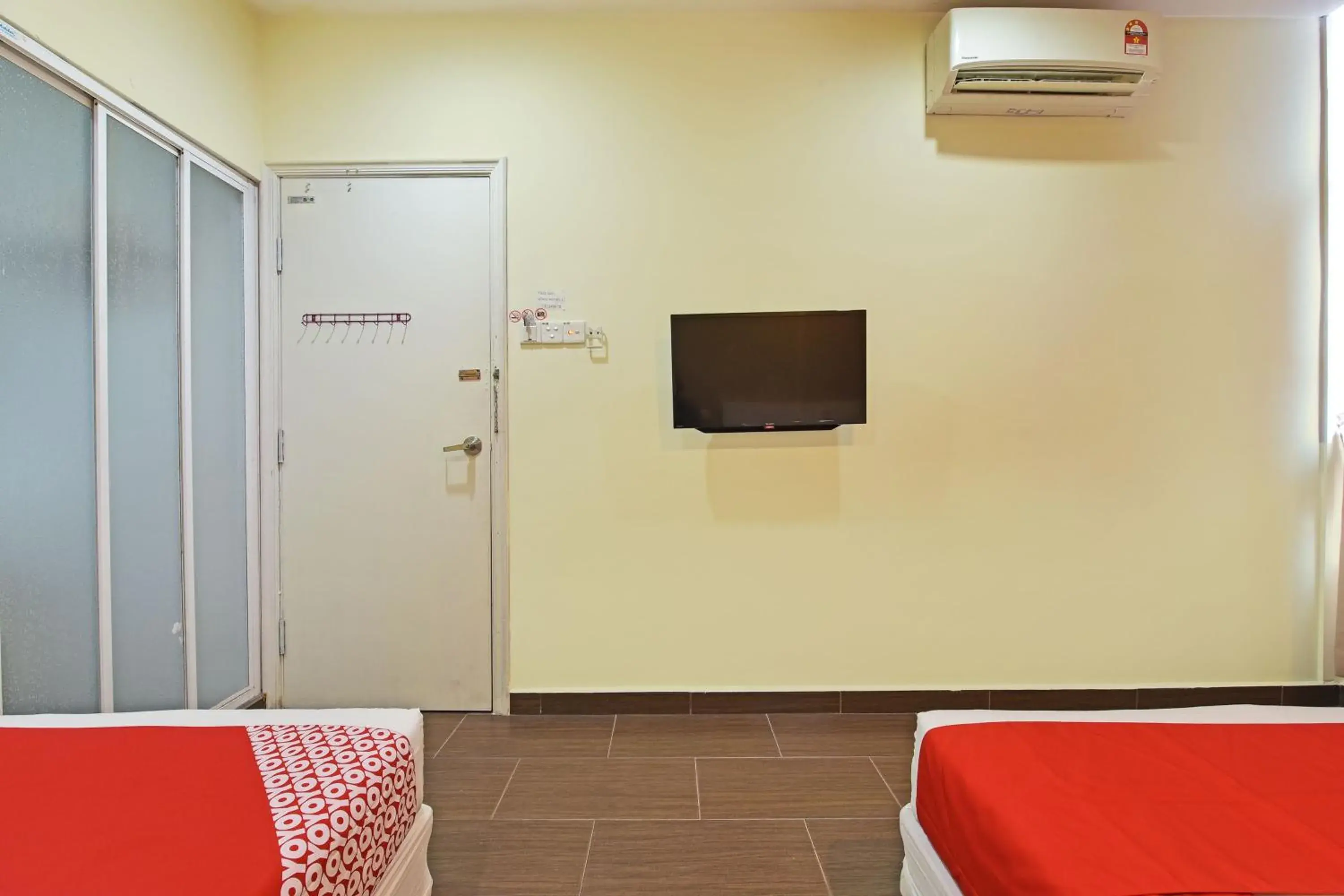 Bedroom, TV/Entertainment Center in OYO 90853 New Soho Hotel