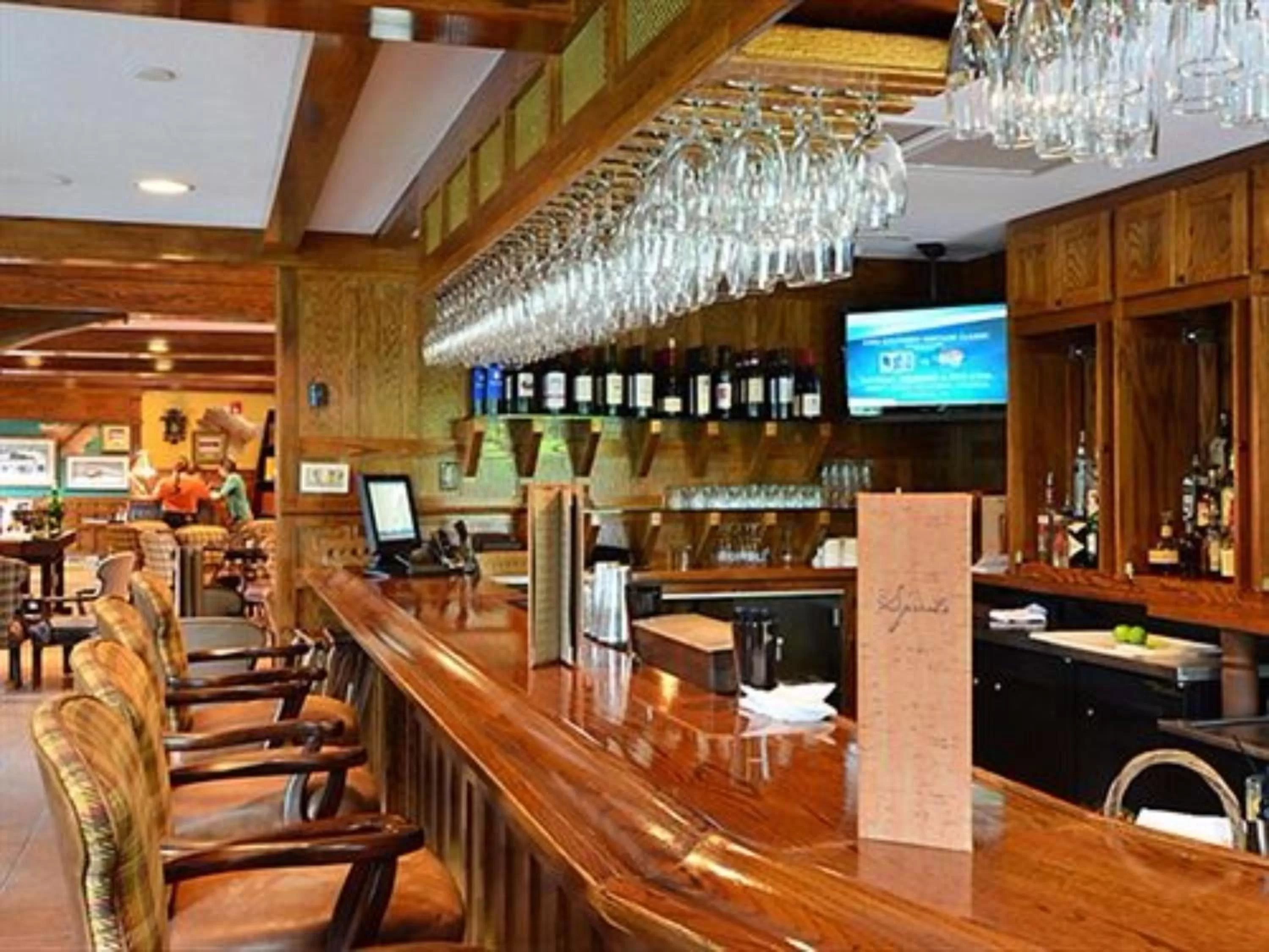Lounge or bar in Bob Timberlake Inn at Chetola Resort