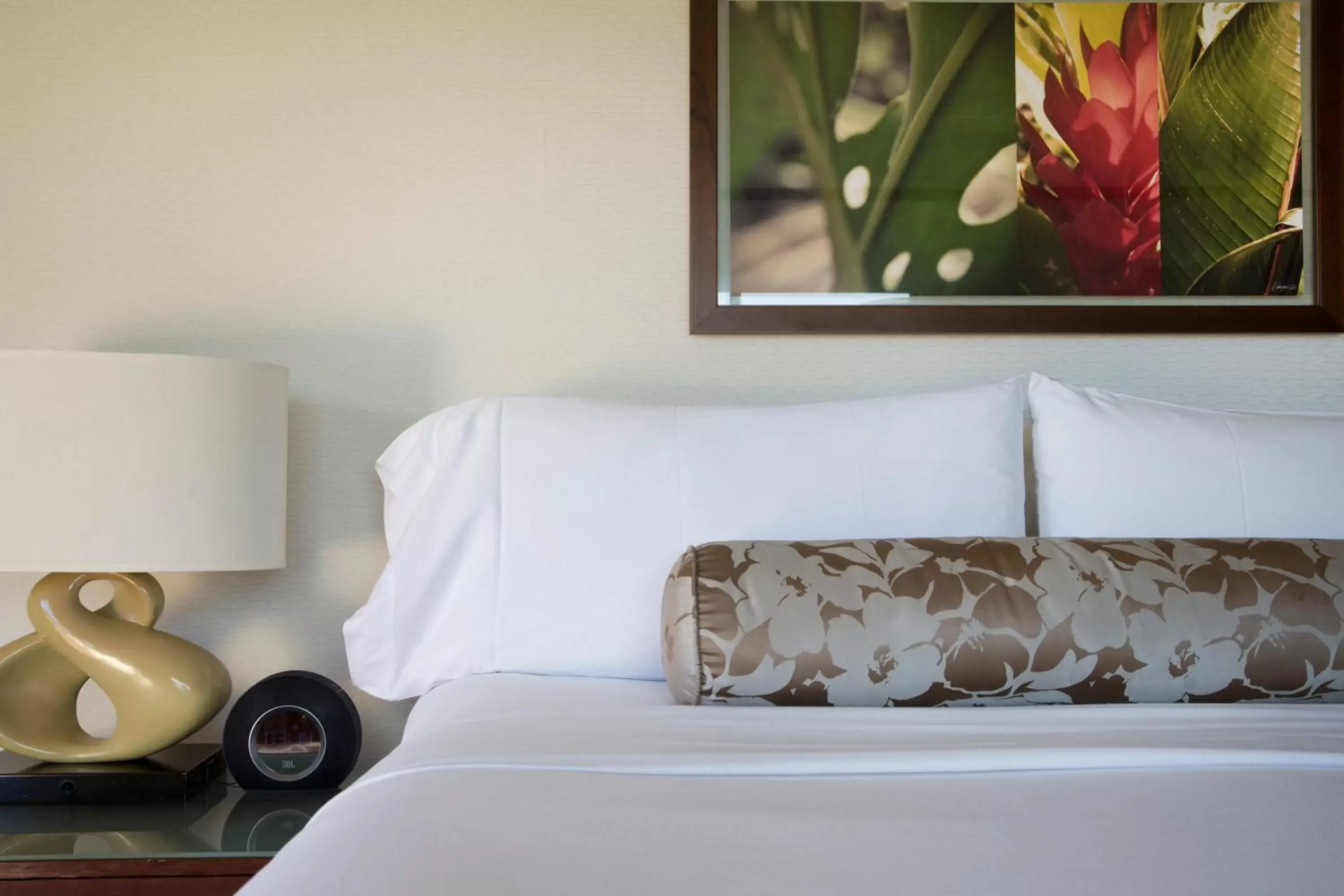 Bedroom, Seating Area in Lotus Honolulu at Diamond Head