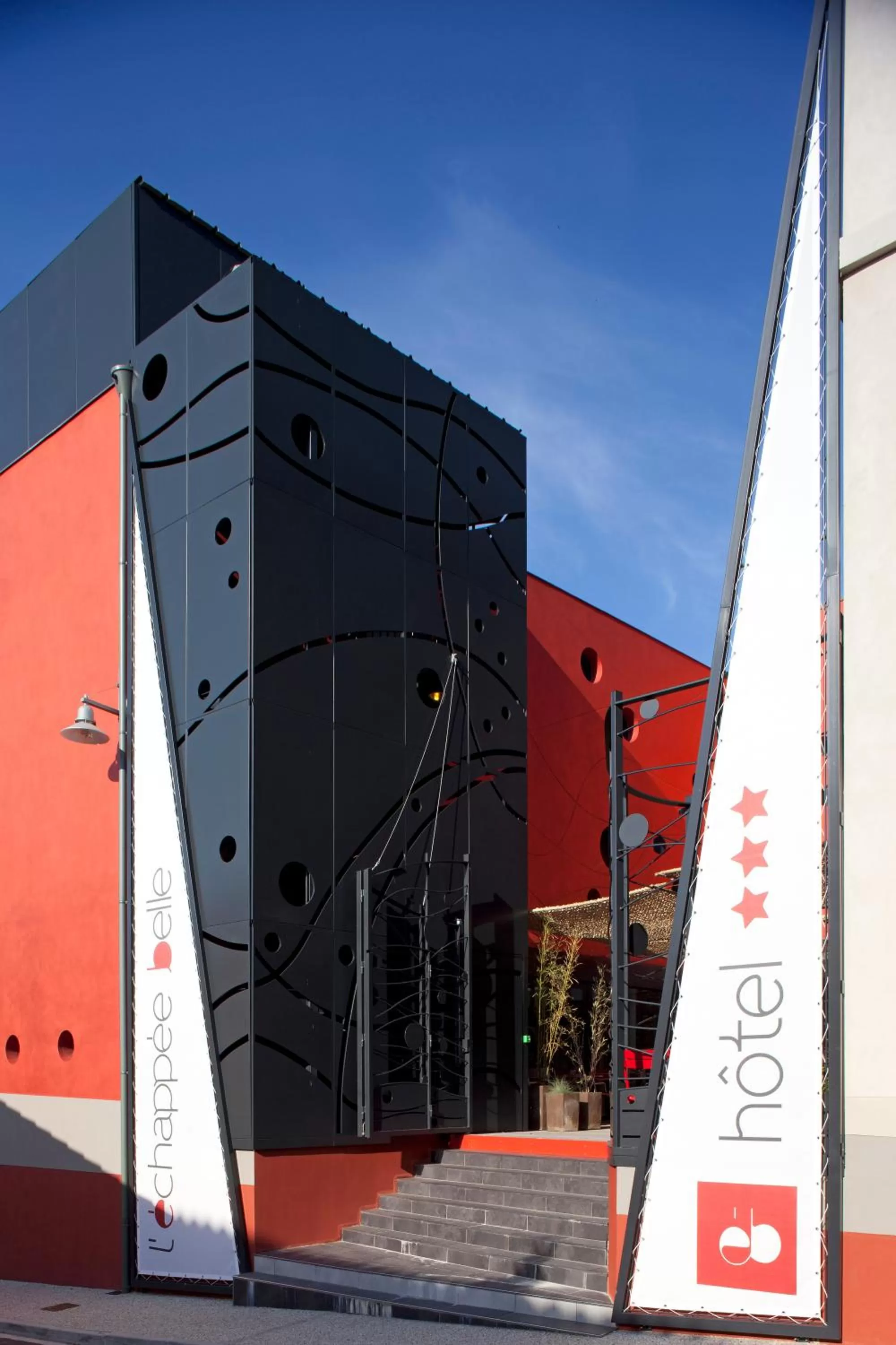 Facade/entrance, Property Building in L’Échappée Belle