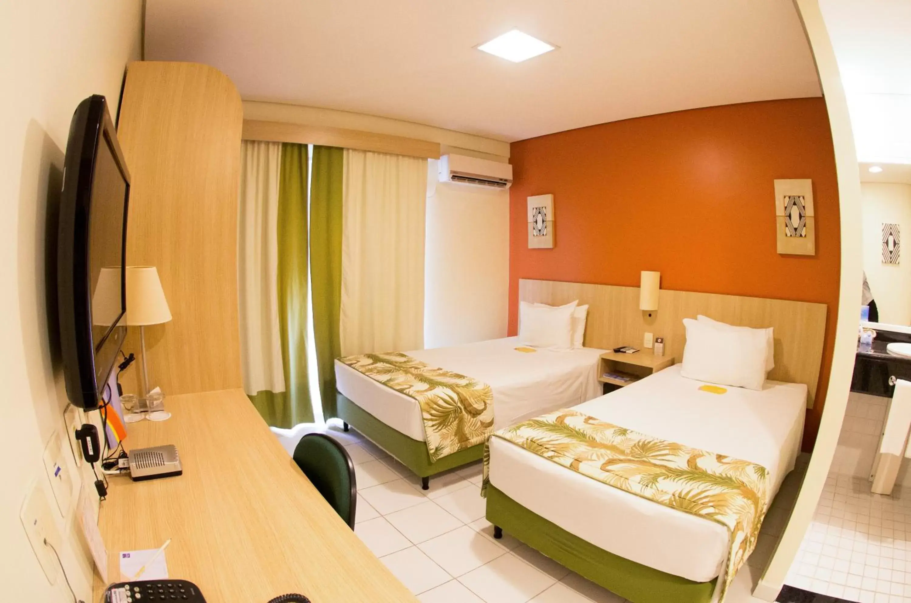 Shower, Bed in Sleep Inn Manaus
