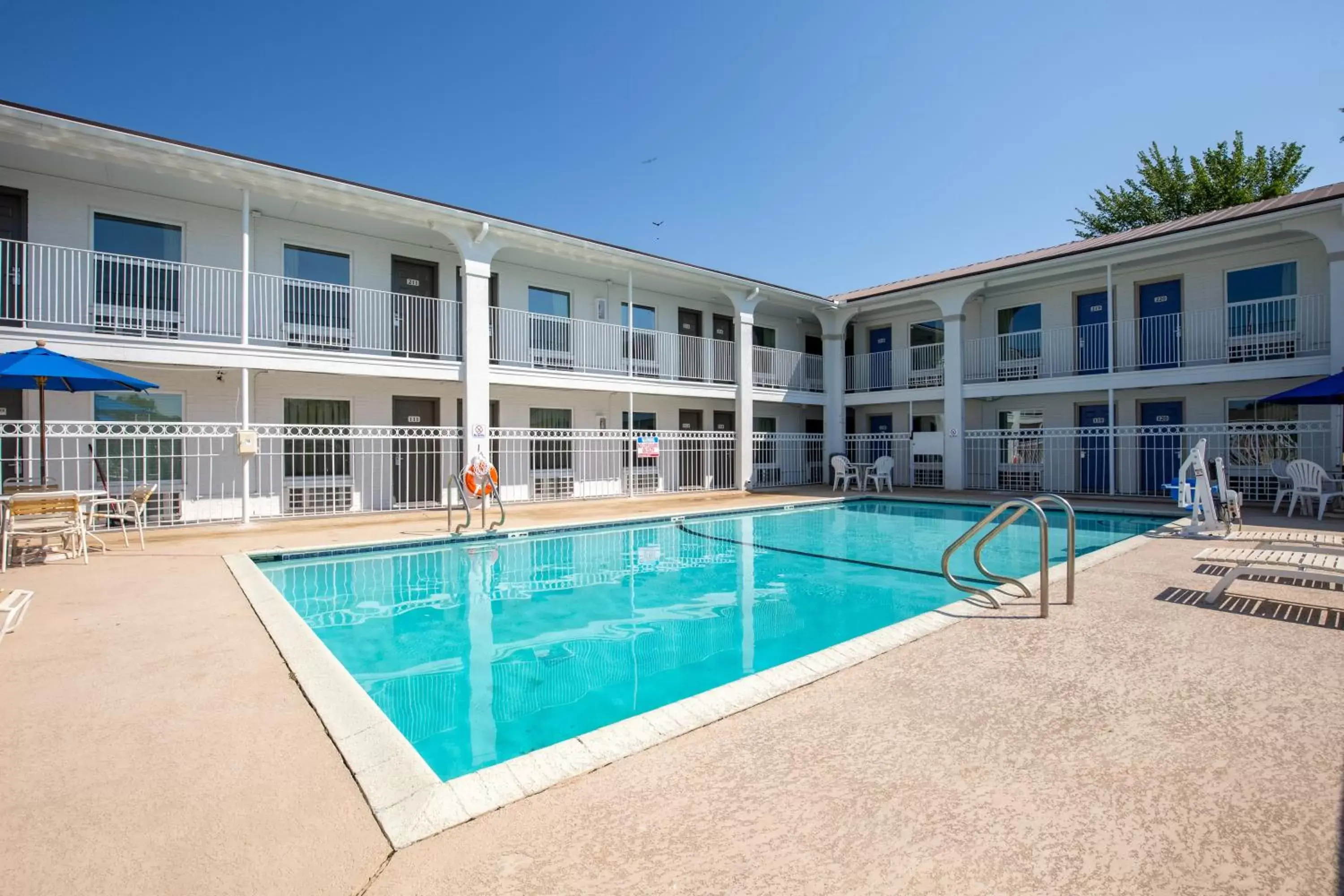 Swimming pool in Motel 6-Bryan, TX - University Area Swimming pool in Motel 6-Bryan, TX - University Area