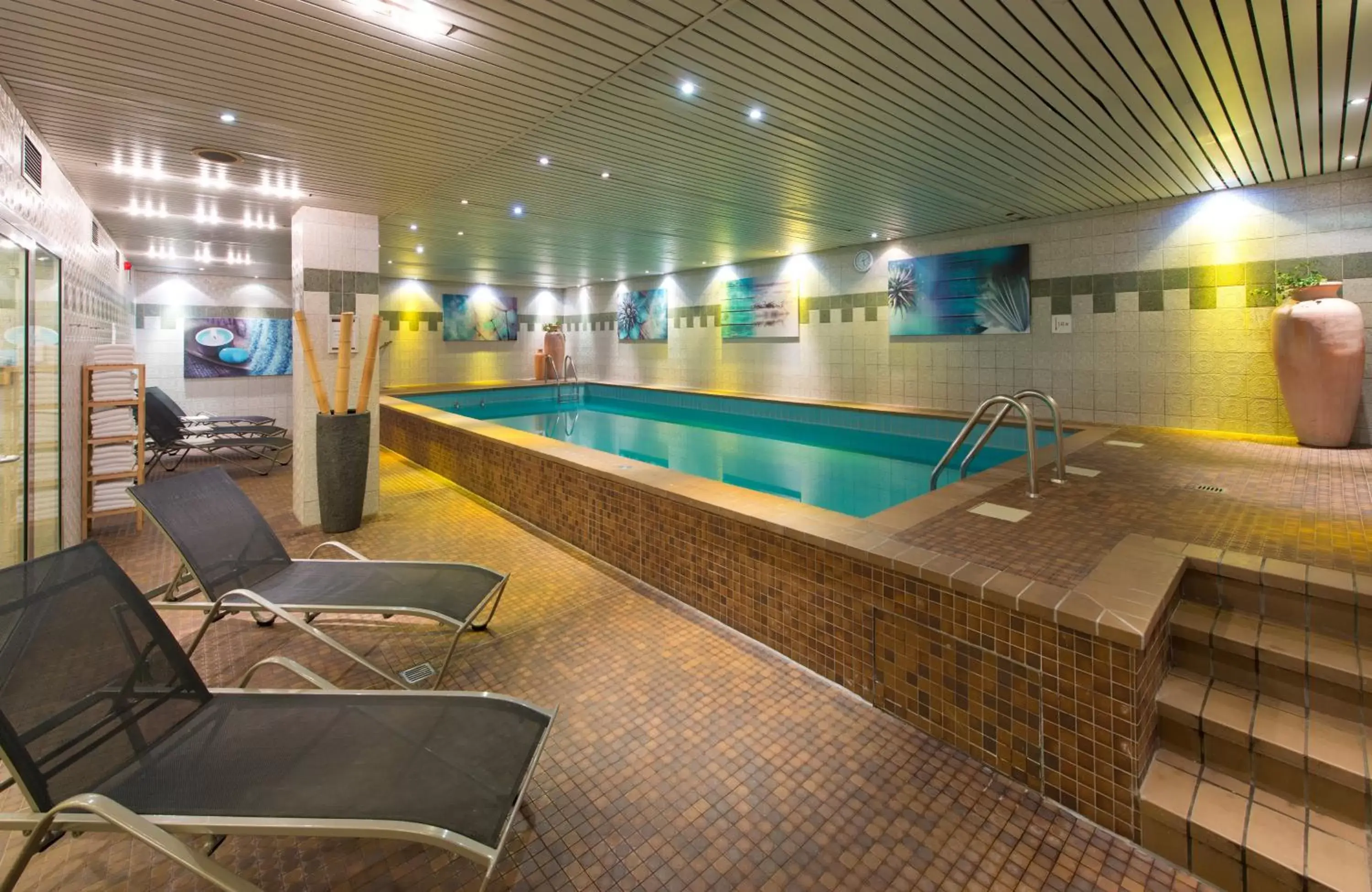 Swimming Pool in Leonardo Hotel Köln