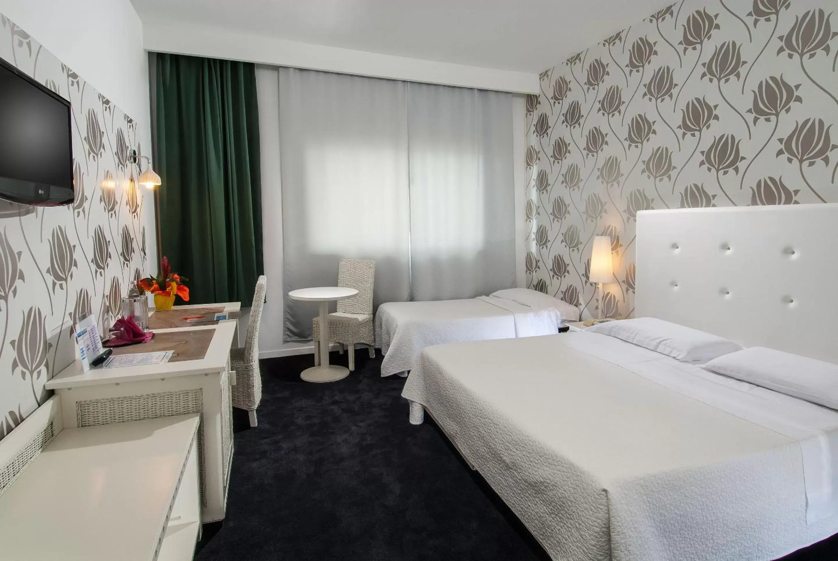 Triple Room with Street View in Hotel Mediterraneo