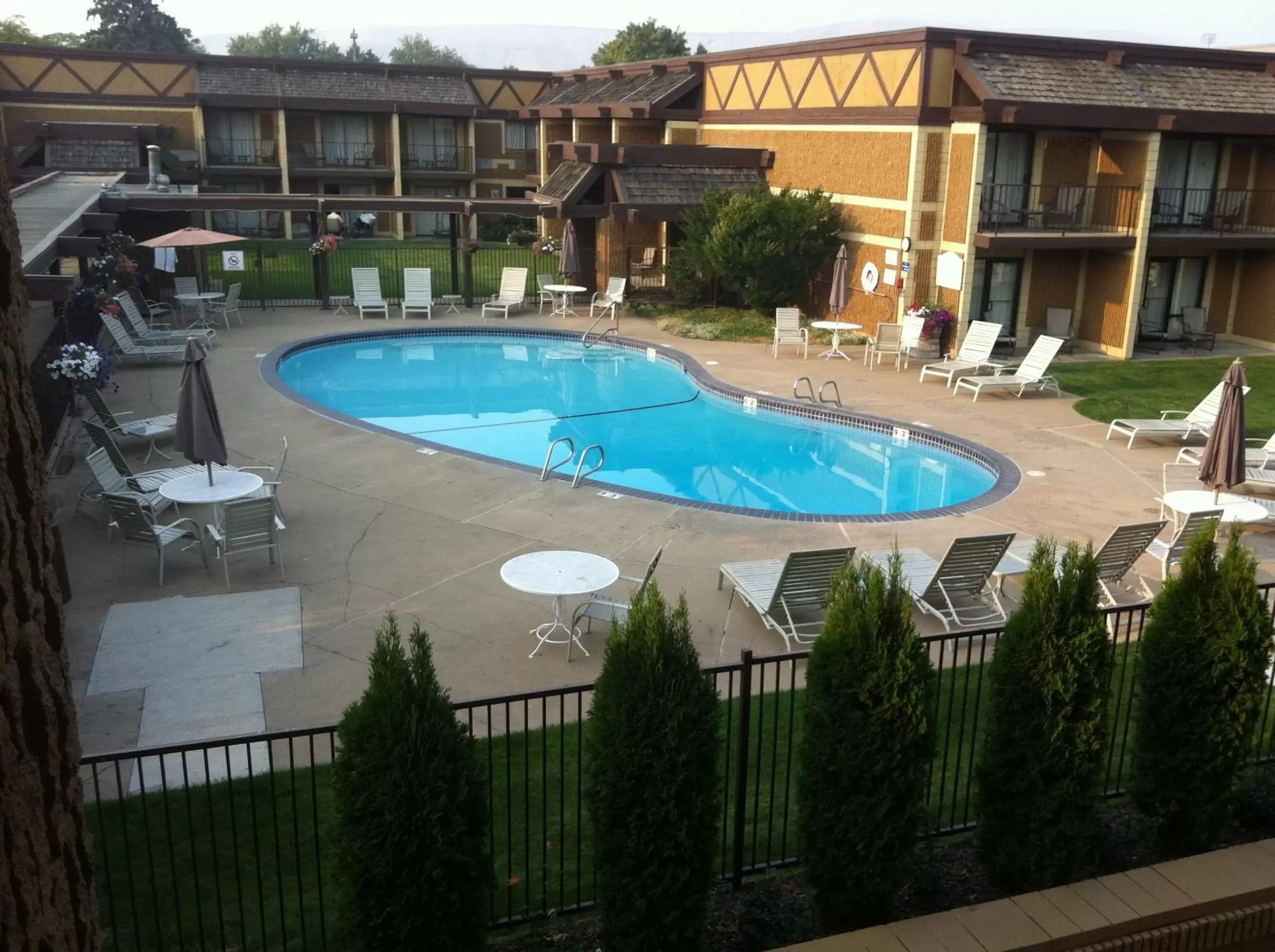 Facade/entrance, Pool View in Red Lion Hotel Yakima Center