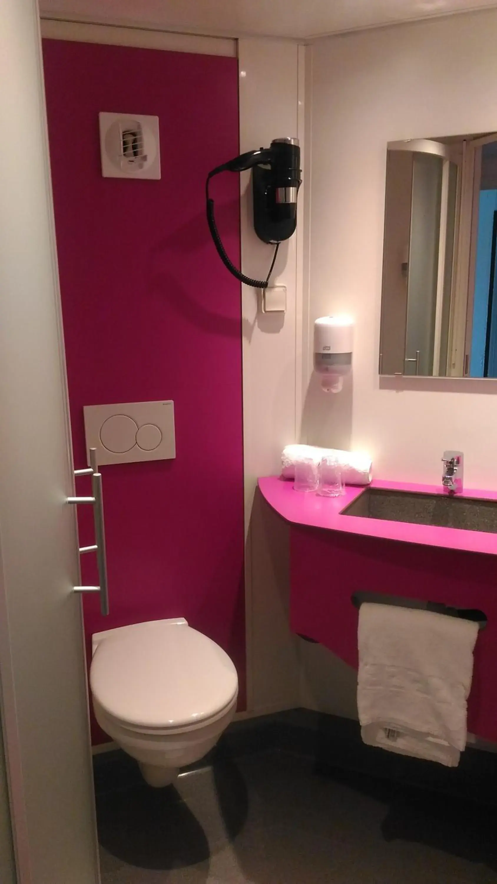 Bathroom in initial by balladins Bordeaux / Eysines