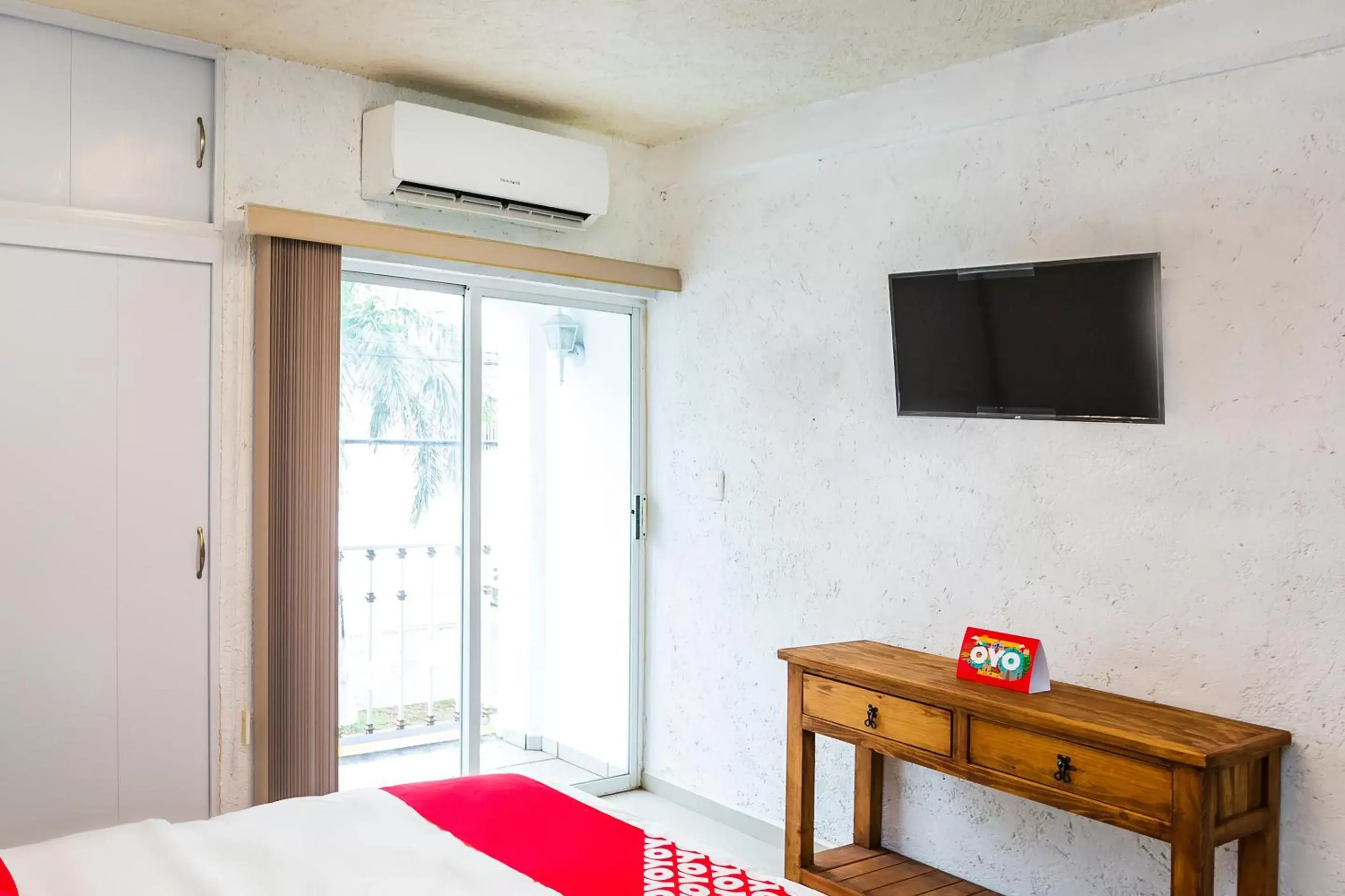 Bedroom, TV/Entertainment Center in OYO Hotel Dos Mundos,Aeropuerto Internacional de Cozumel