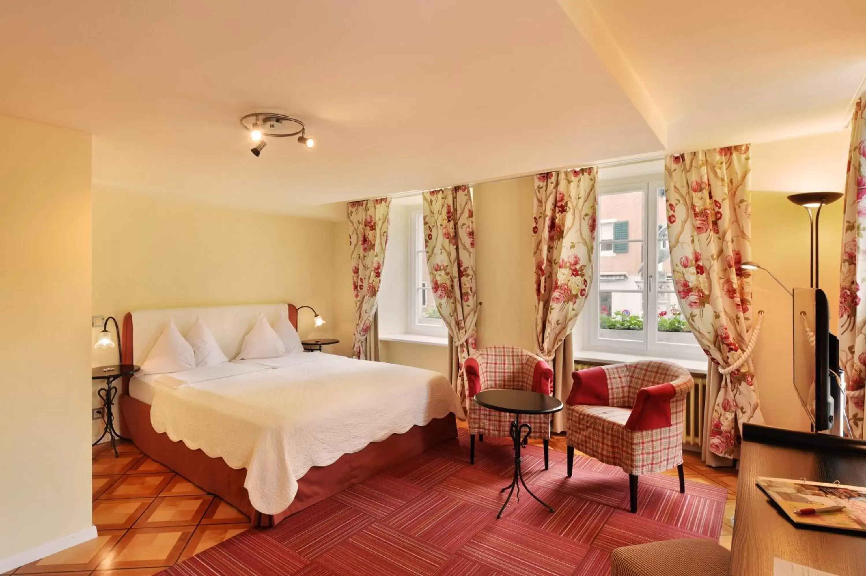 Photo of the whole room, Room Photo in Romantik Hotel Schwan