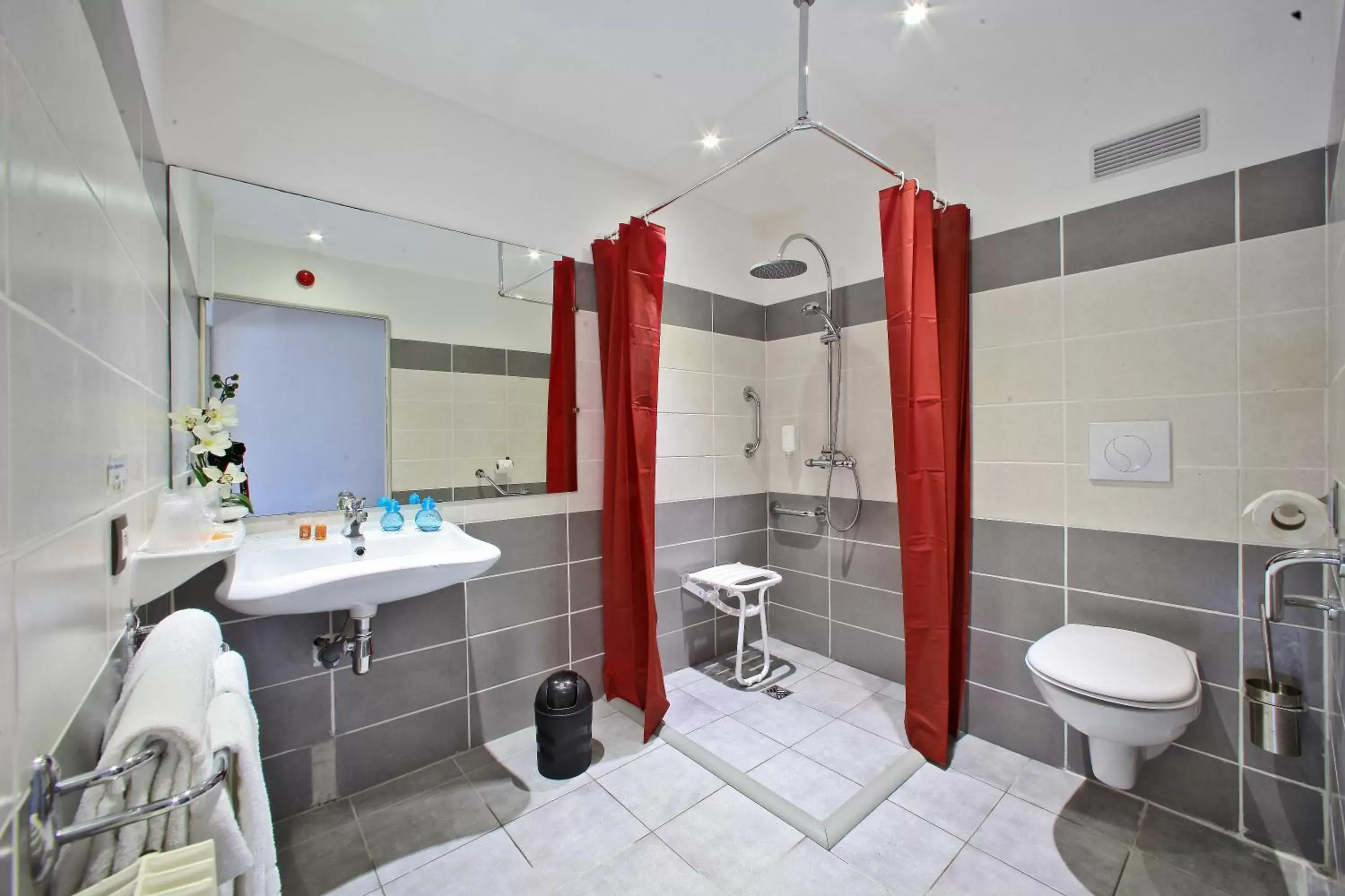 Shower, Bathroom in Hôtel O'Nice Saintes