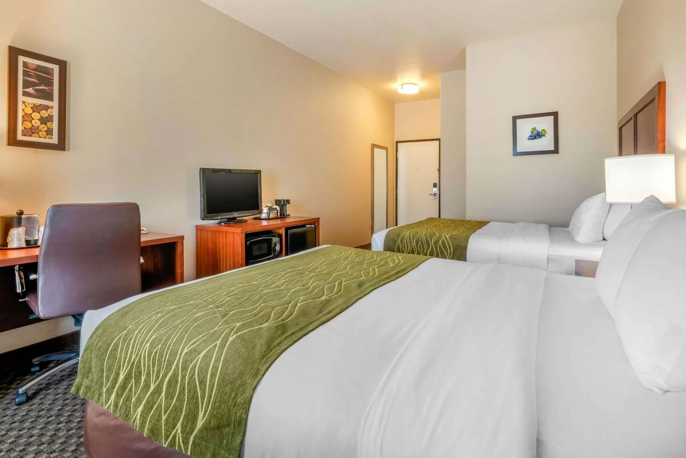 Photo of the whole room, Bed in Comfort Inn & Suites Galt - Lodi North