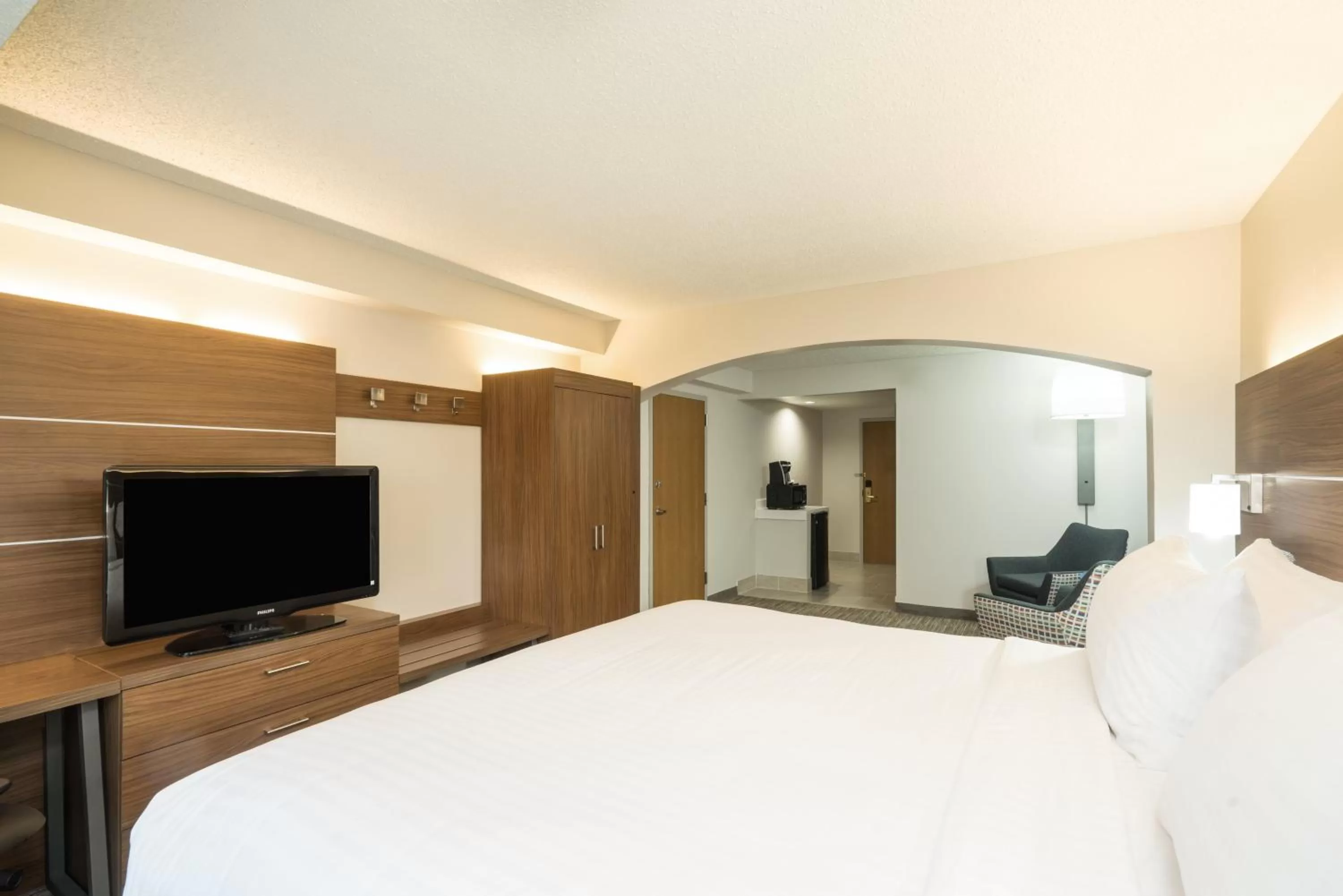 Photo of the whole room, Bed in Holiday Inn Express Hotel & Suites Louisville East by IHG