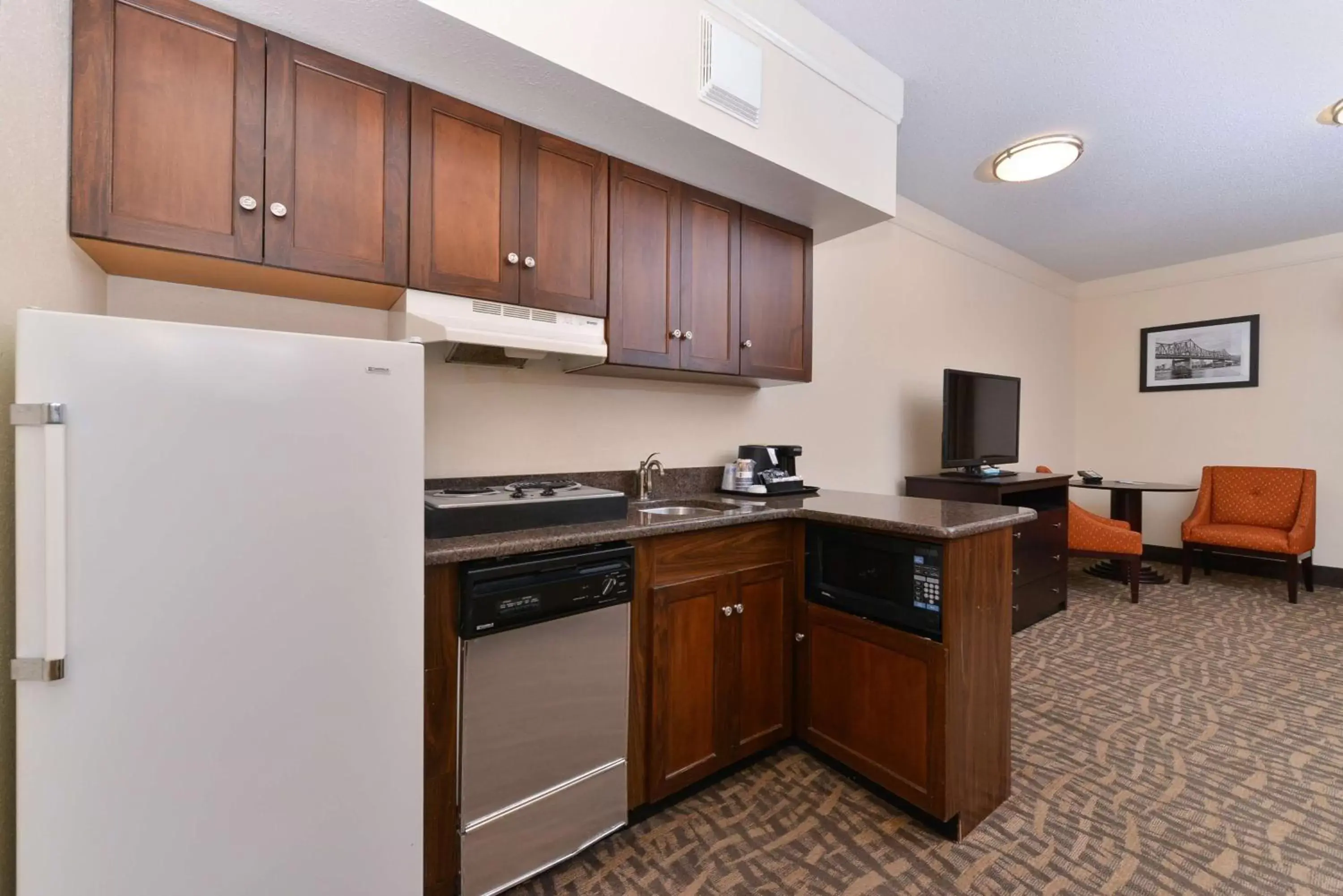 Photo of the whole room, Kitchen/Kitchenette in Best Western Plus Peoria