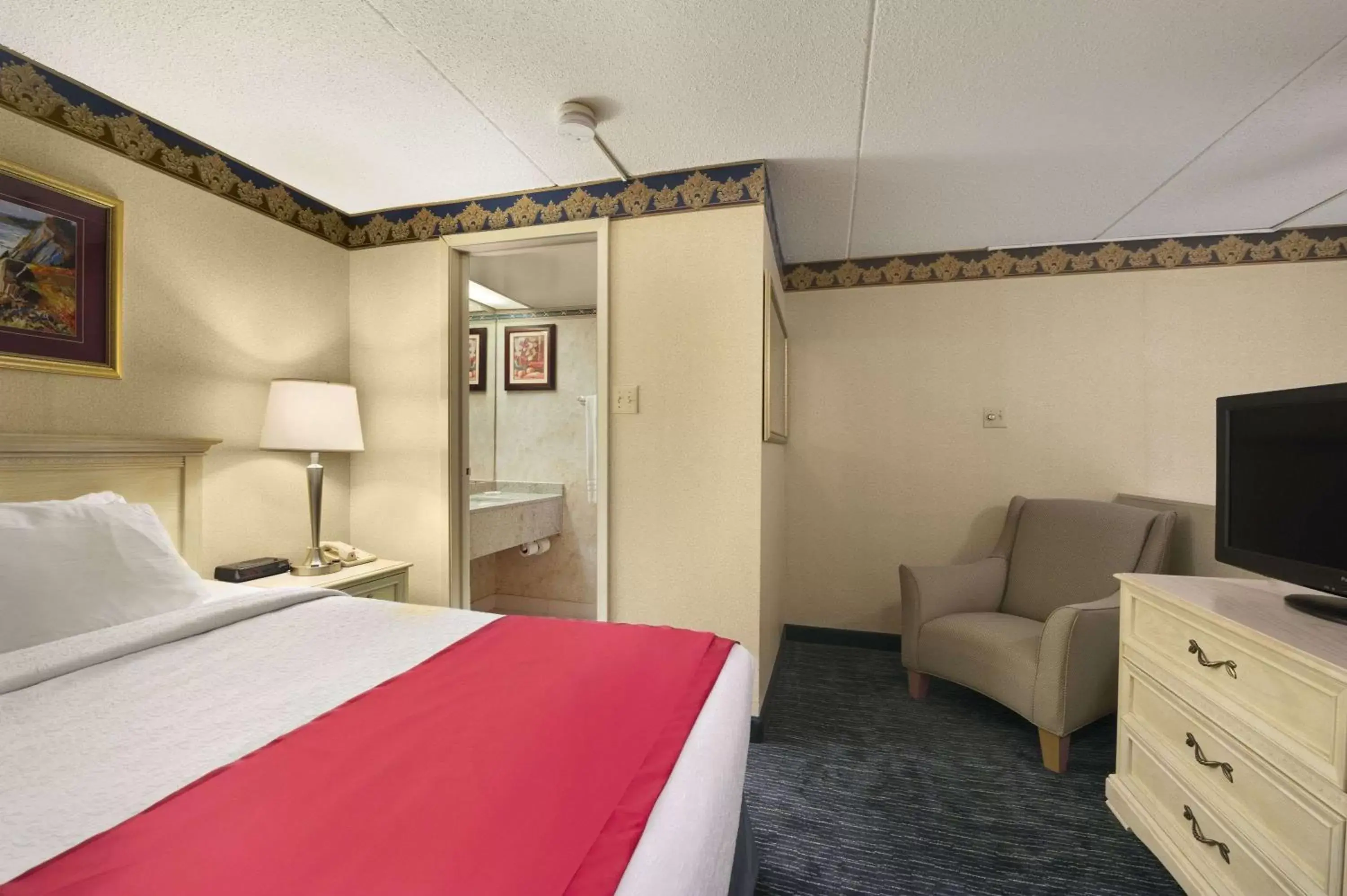 Photo of the whole room, Bed in Ramada by Wyndham Trenton