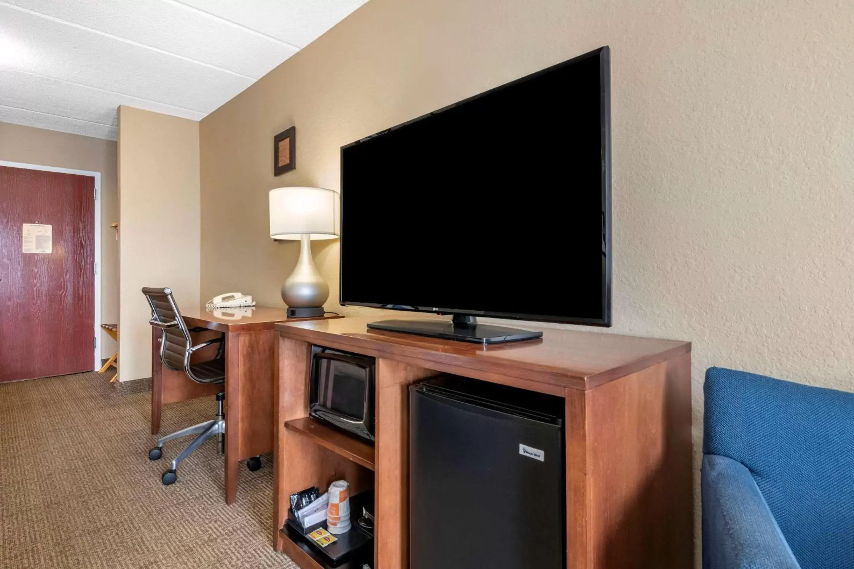 Bedroom, TV/Entertainment Center in Comfort Inn & Suites Orlando North