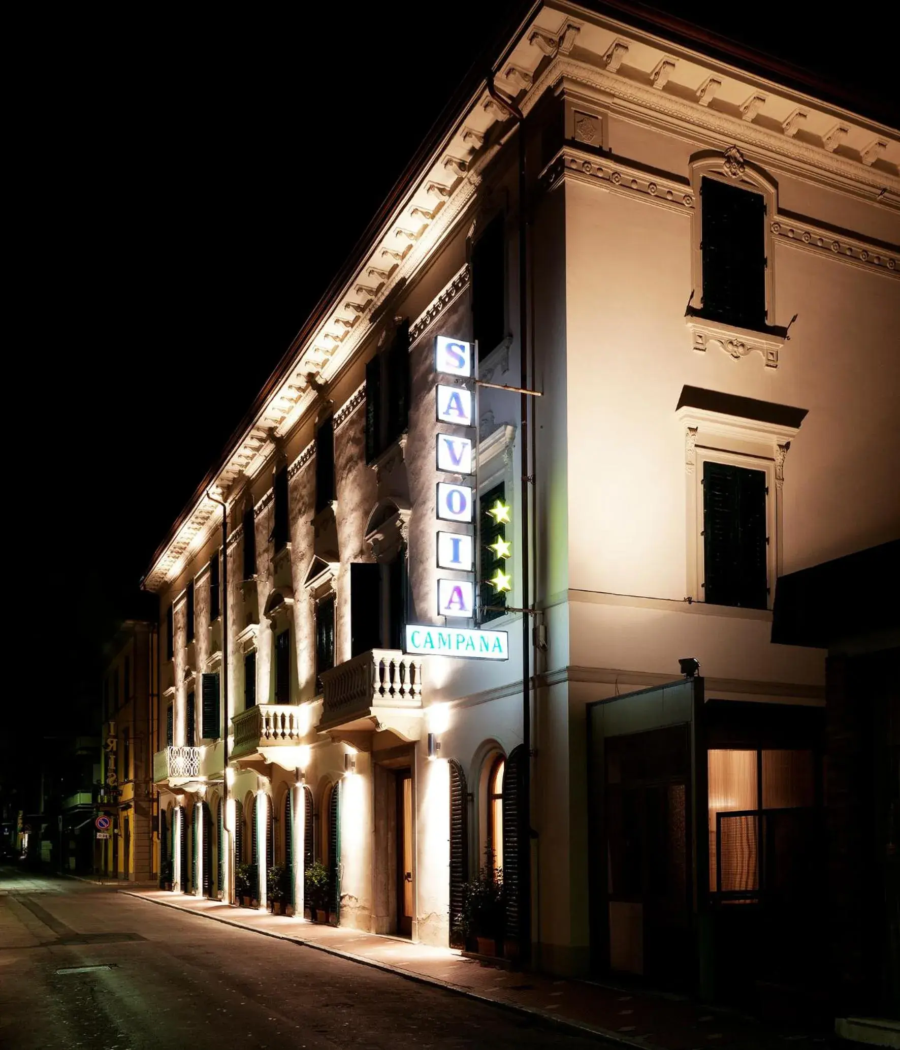 Facade/entrance, Property Building in Hotel Savoia & Campana