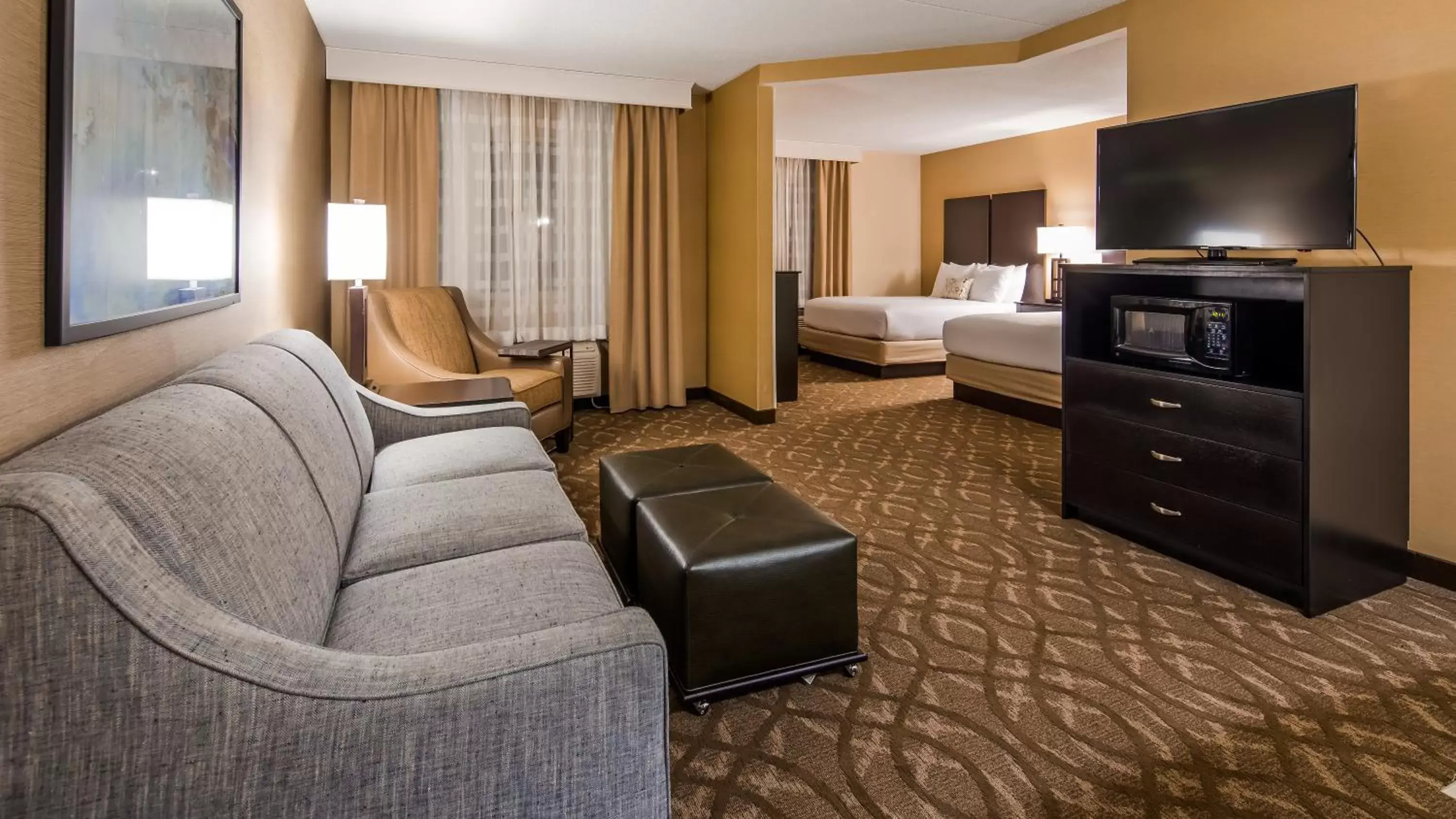 Bedroom, Seating Area in Best Western Okemos/East Lansing Hotel & Suites