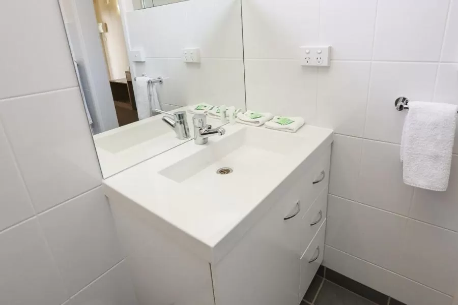 Bathroom in Seven Pines Motor Inn