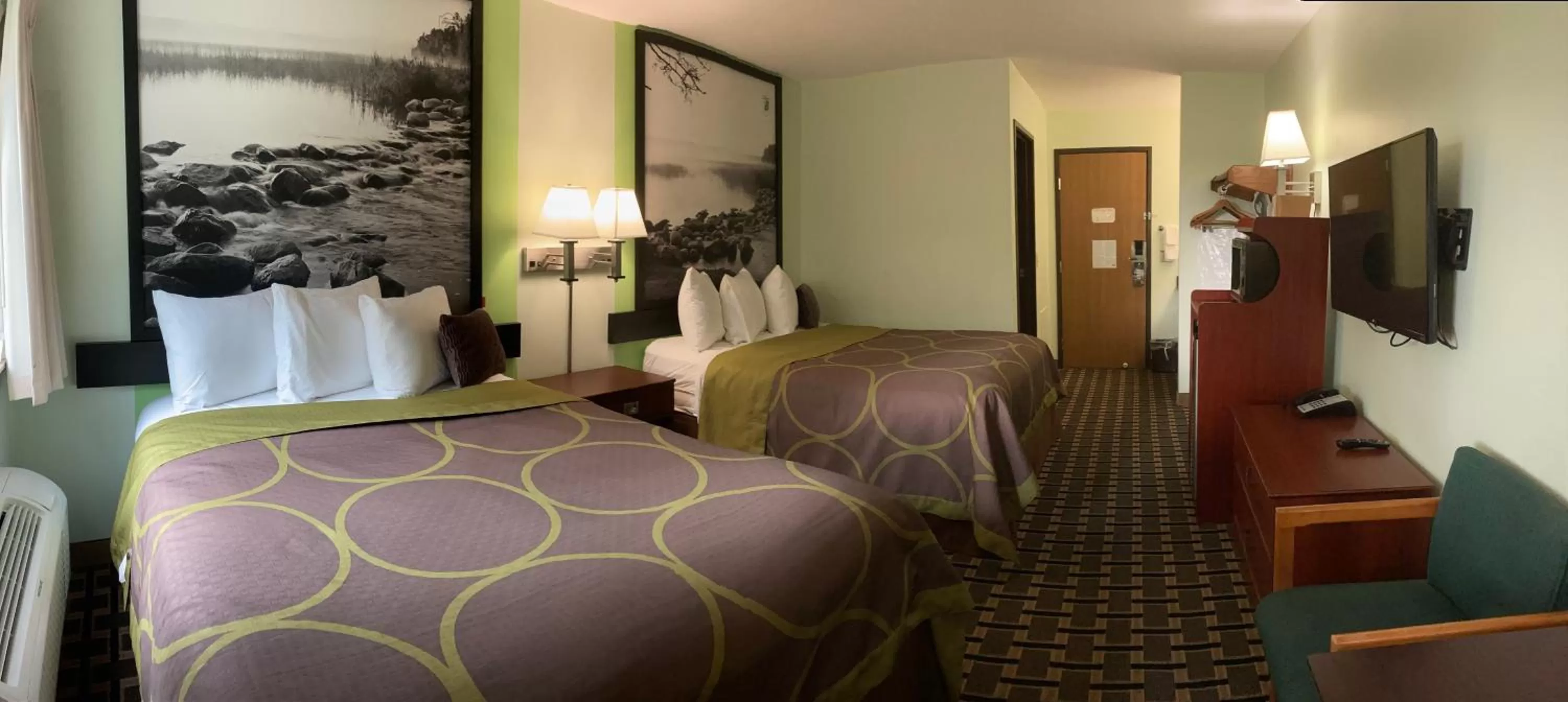 Bed in Super 8 by Wyndham Chisago City