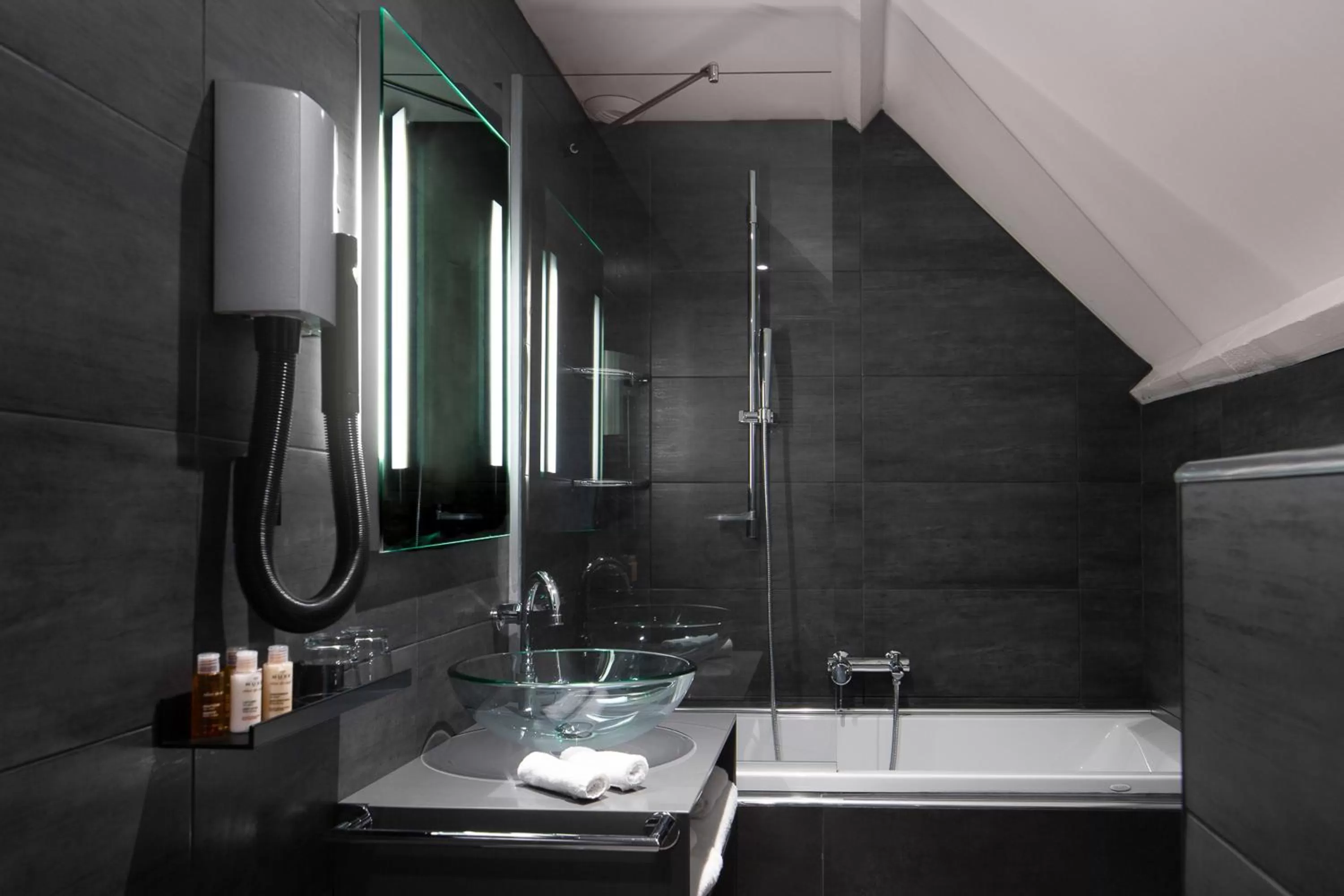 Bathroom in Lyric Hotel Paris Opera